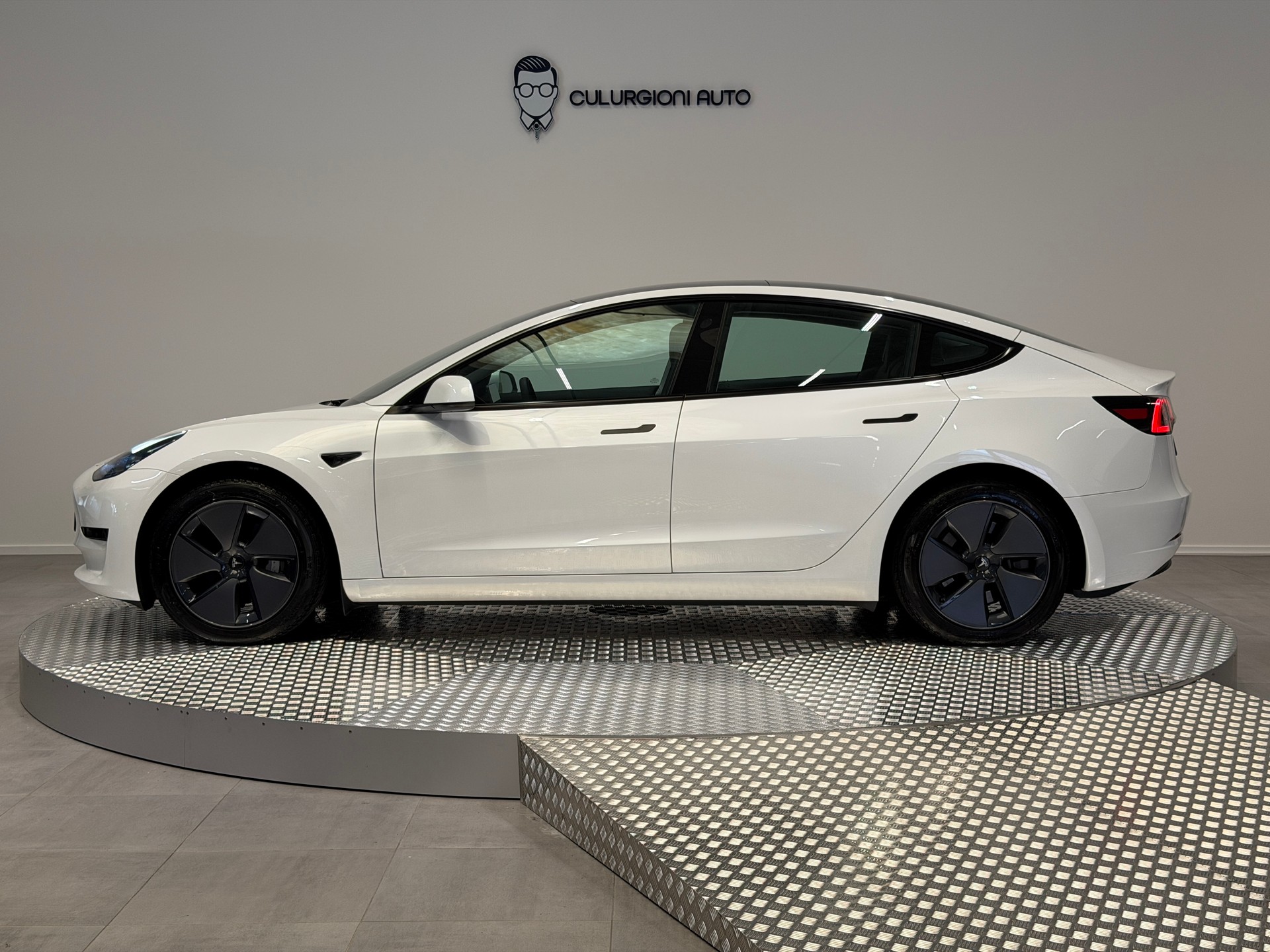 TESLA Model 3-image-7