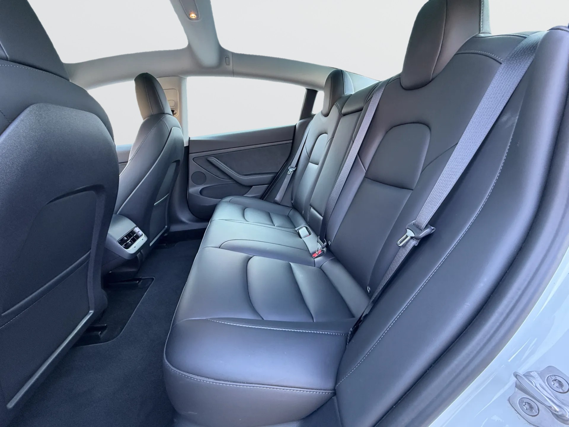 TESLA Model 3-image-10