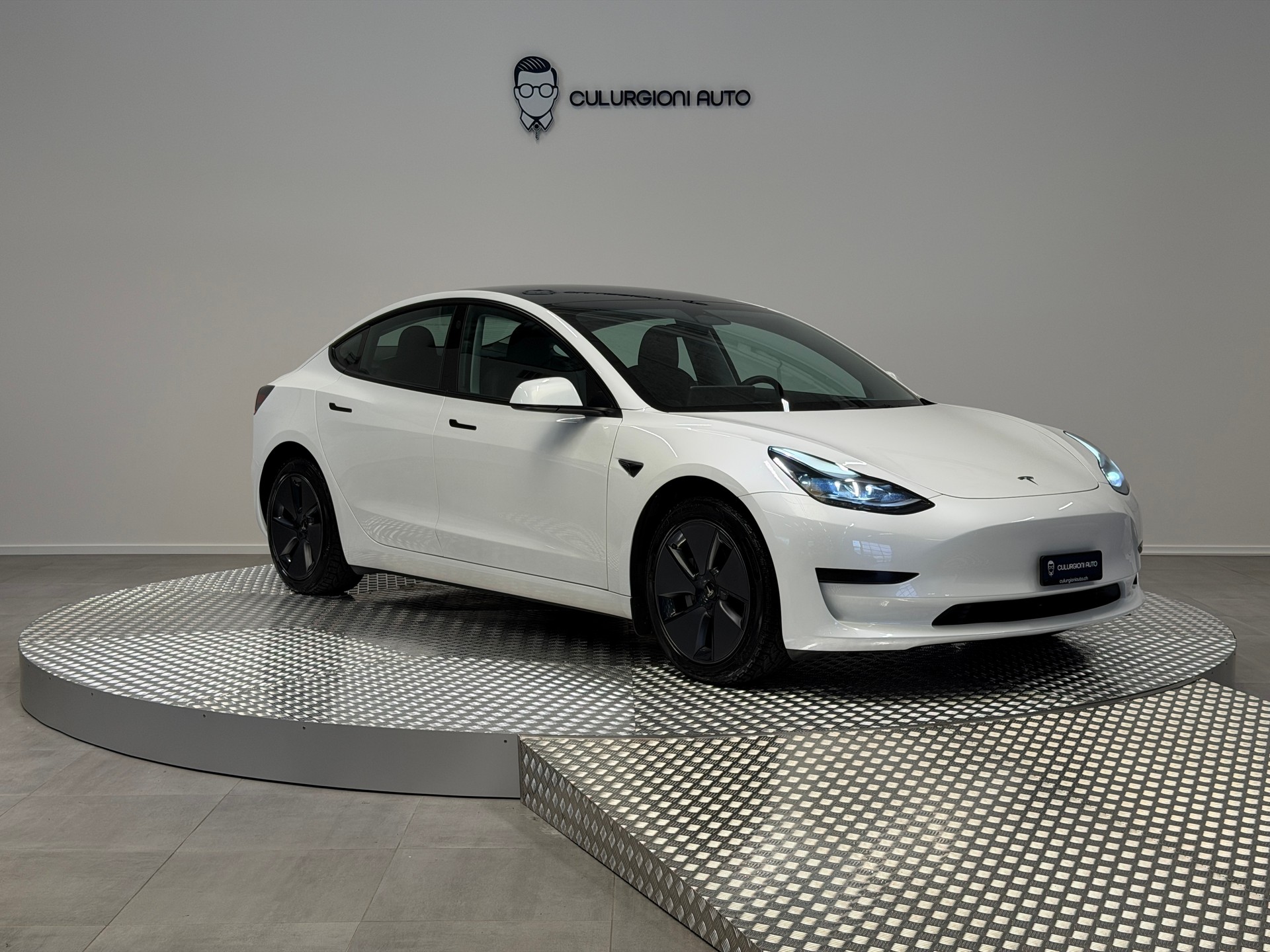 TESLA Model 3-showroom-element-2