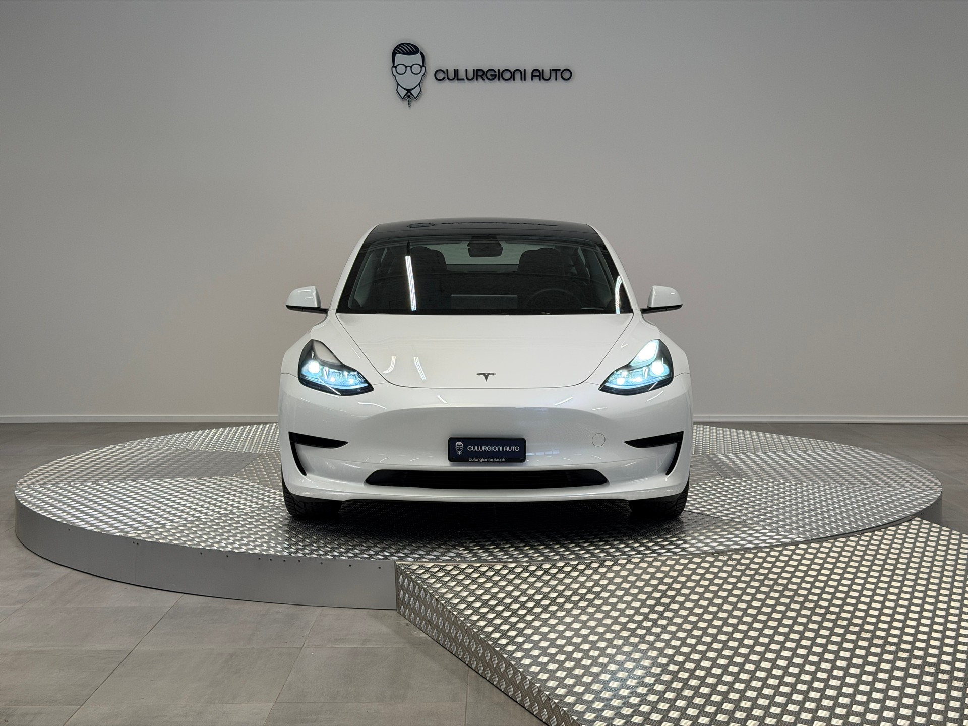 TESLA Model 3-showroom-element-1