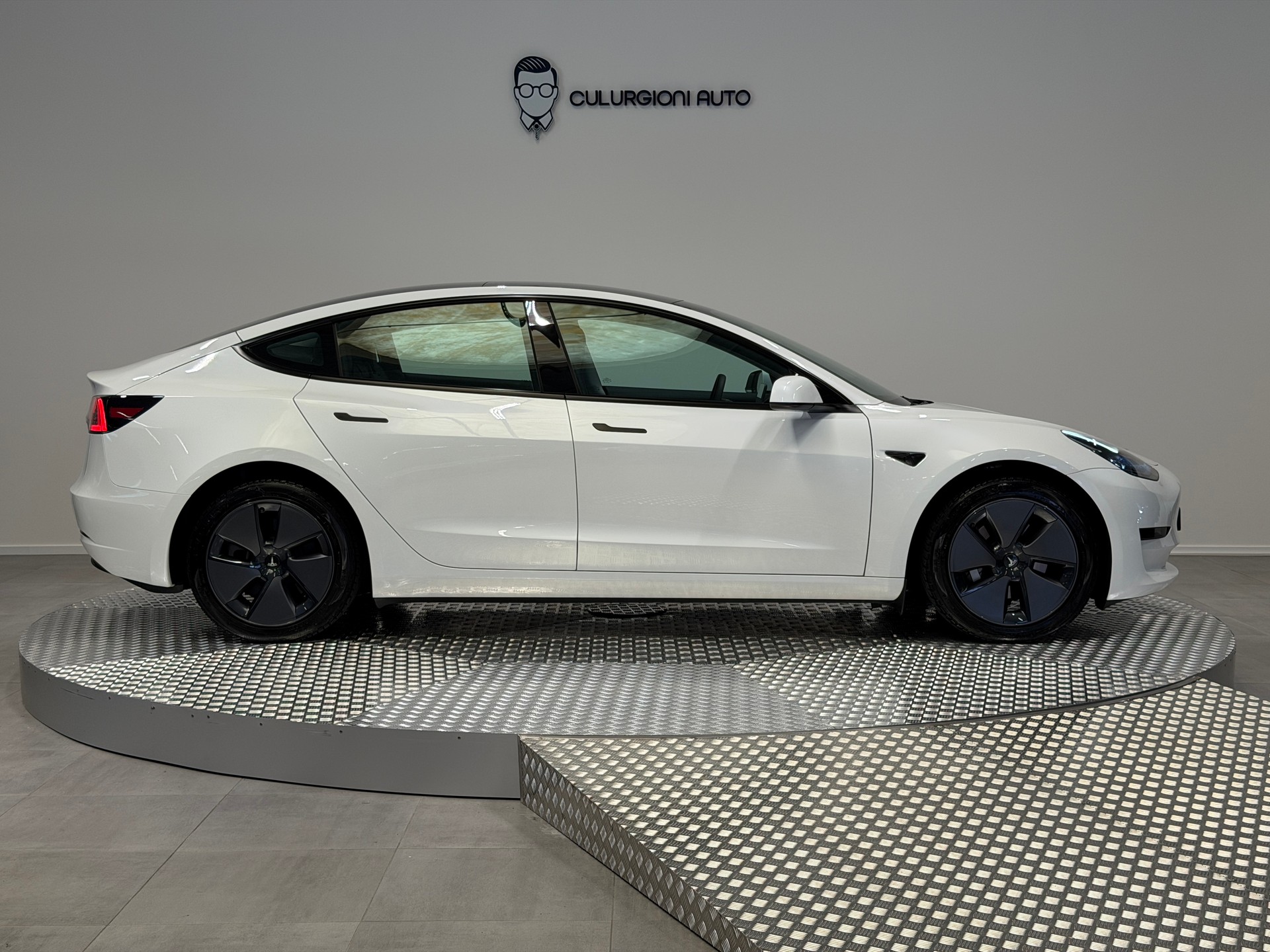 TESLA Model 3-showroom-element-3