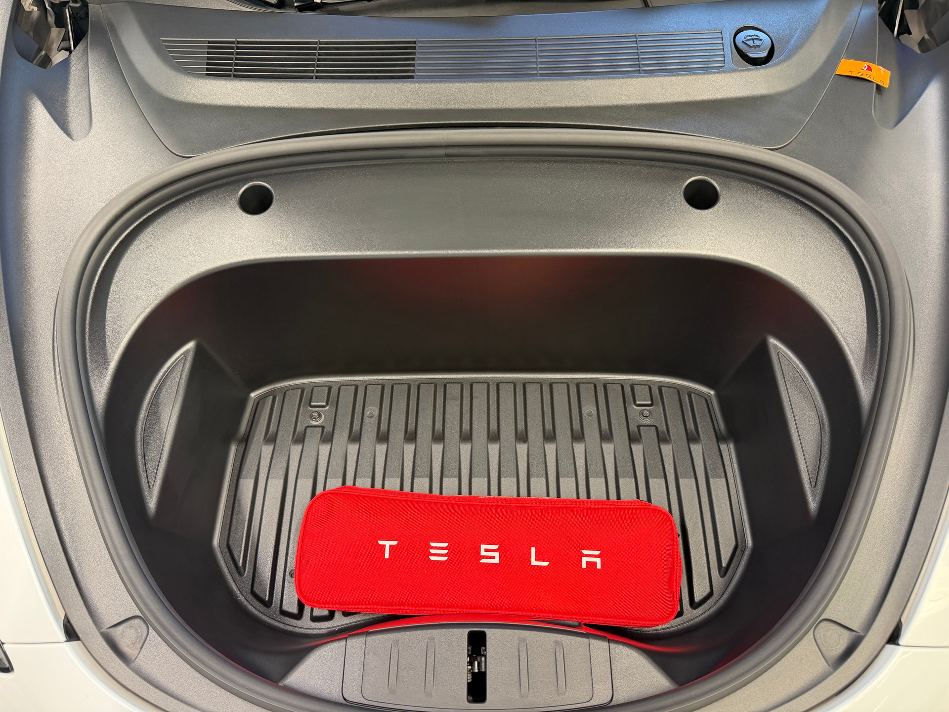 TESLA Model 3-image-15