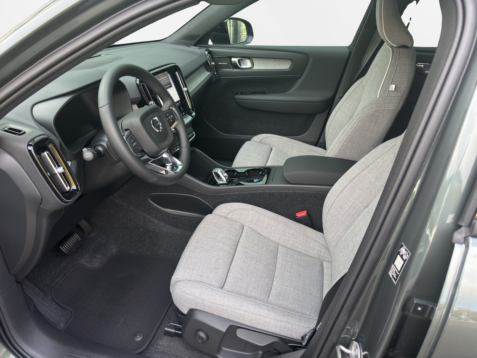 VOLVO EX40 Core Single Motor RWD-image-3
