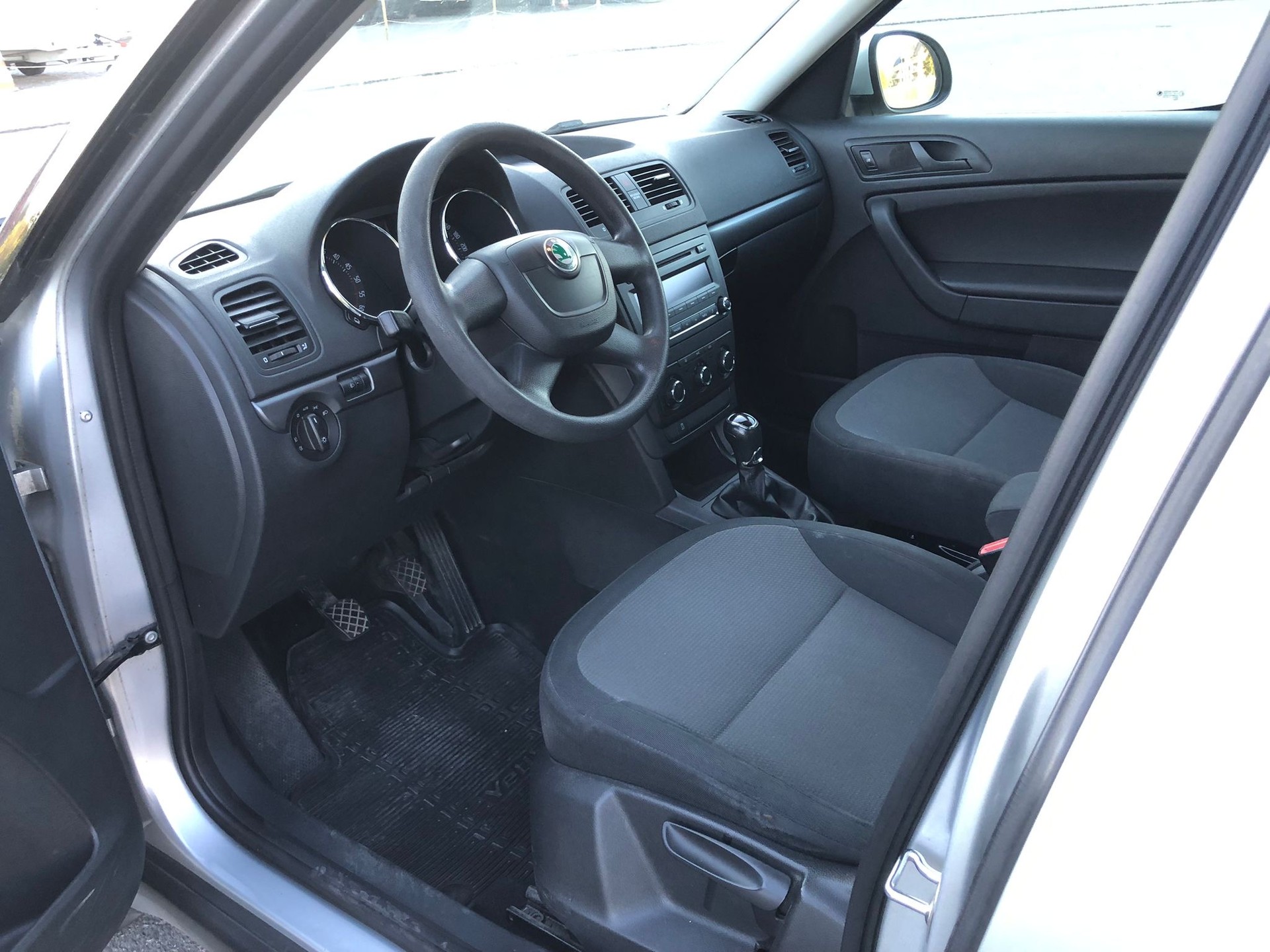 SKODA Yeti 2.0 TDI Active 4x4-image-12