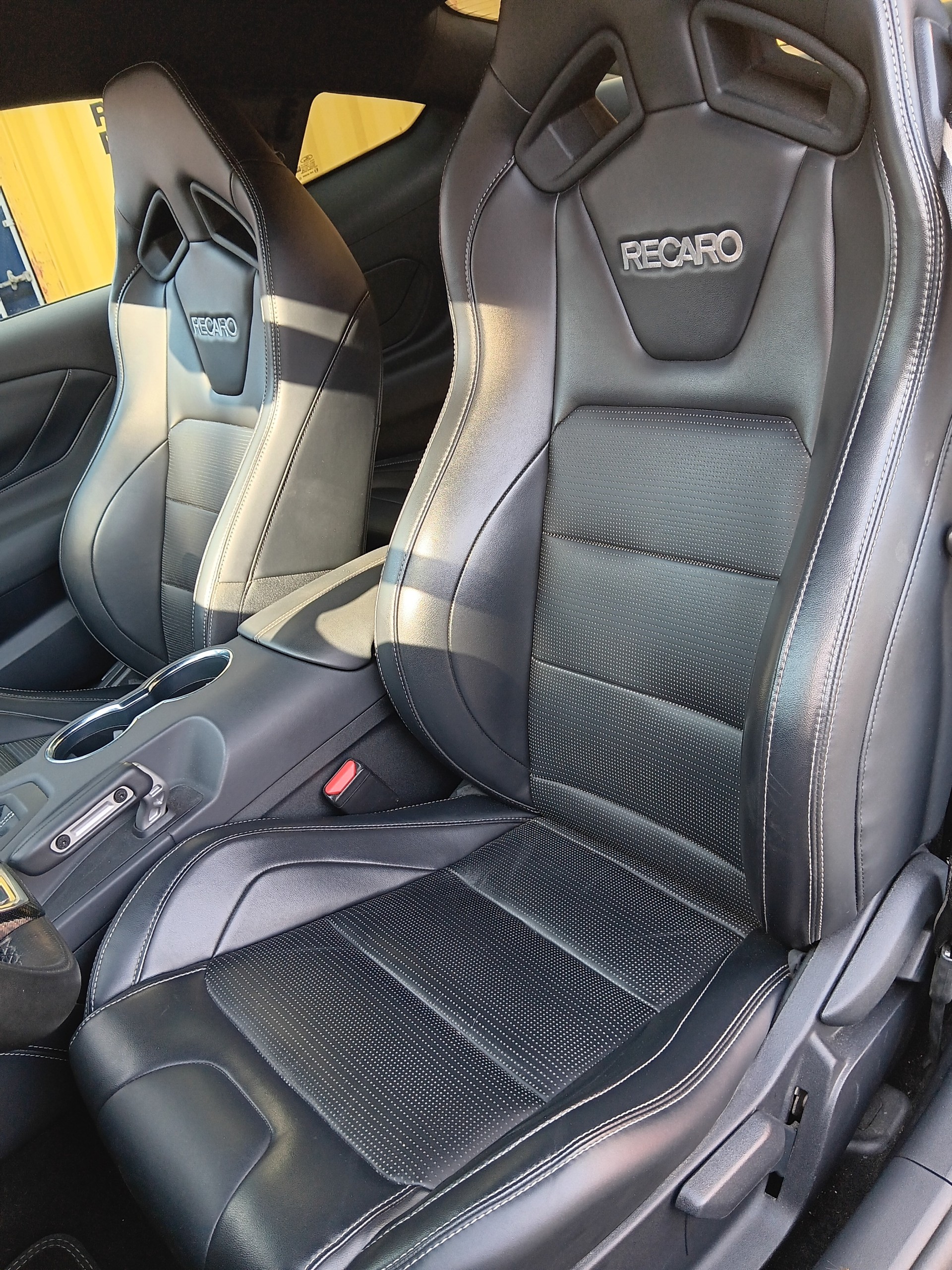 FORD Mustang GT Premium /Performance / Recaro and fully loaded Verkauf durch den Importeur Sutter US Cars and More-image-8