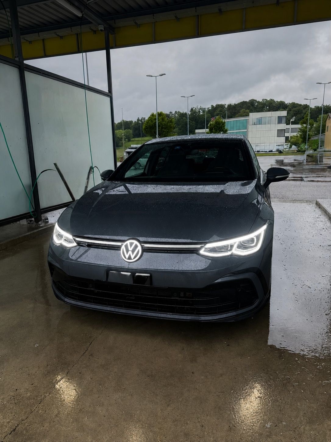 VW Golf 8 eTSI R-Line DSG-image-1