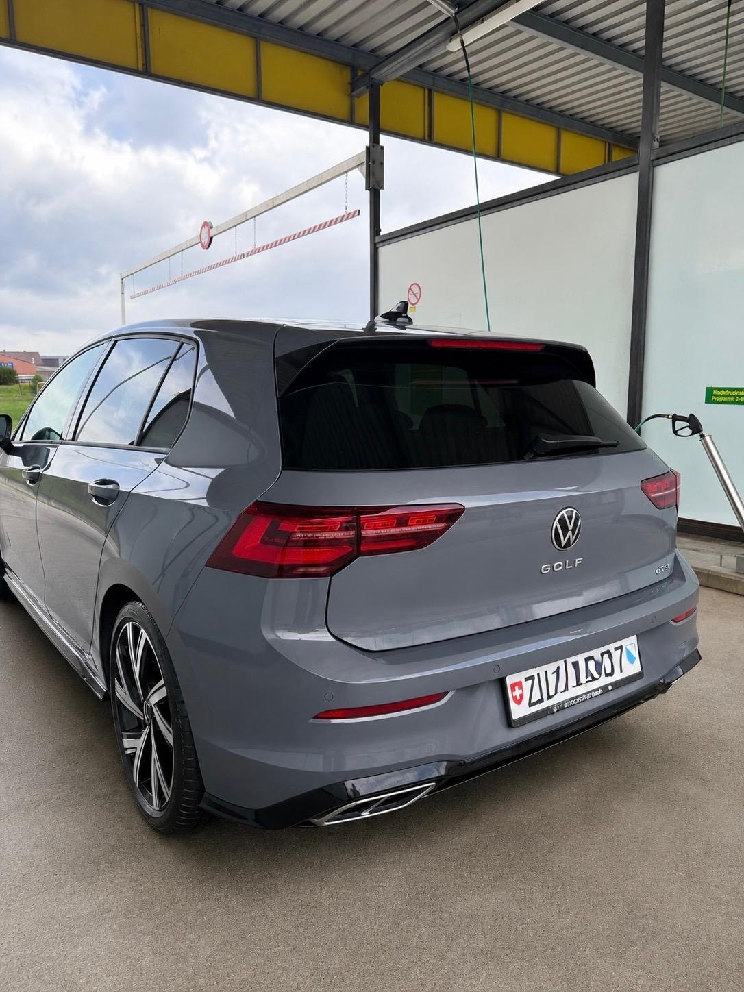 VW Golf 8 eTSI R-Line DSG-image-2