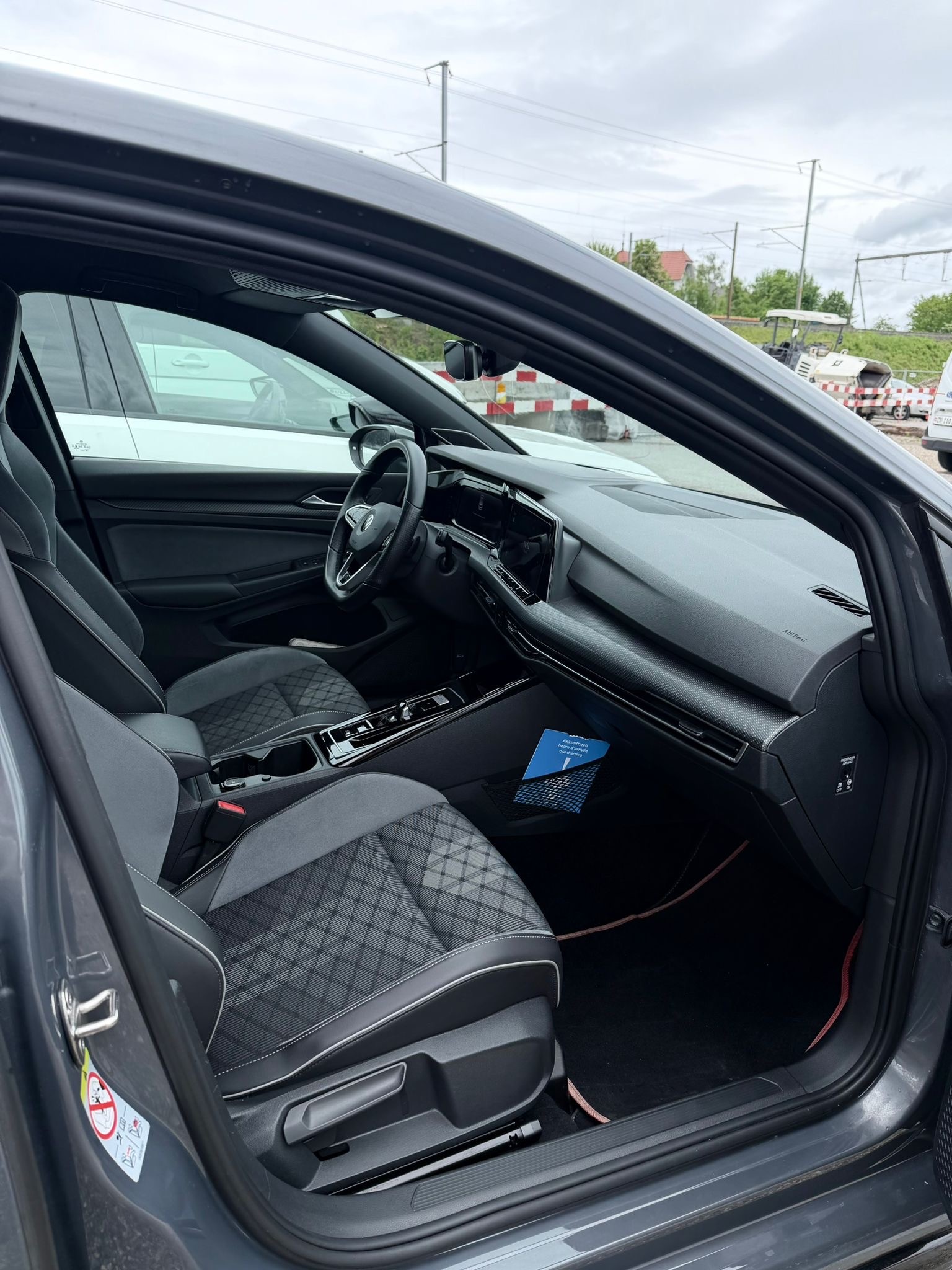 VW Golf 8 eTSI R-Line DSG-image-5