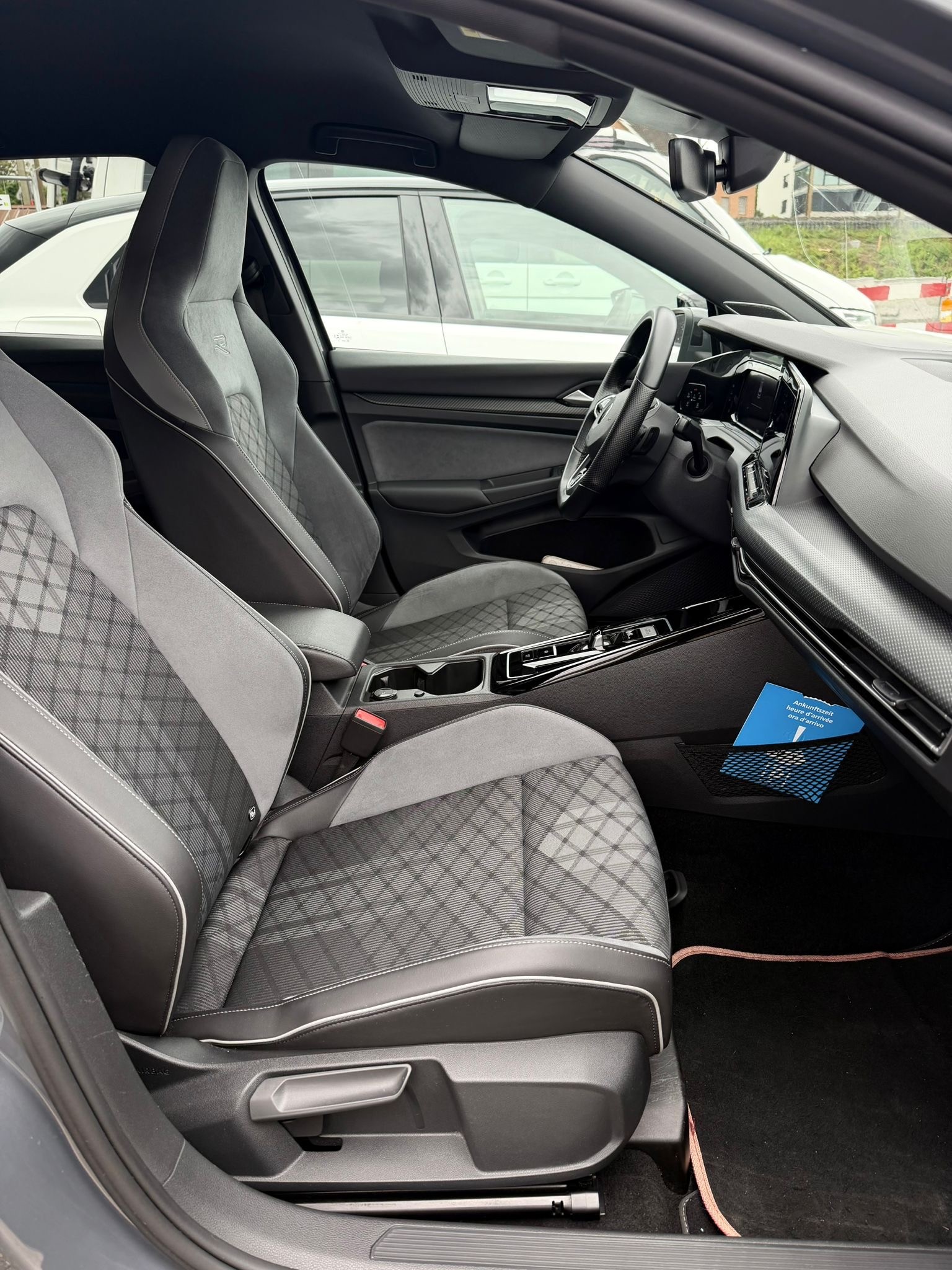 VW Golf 8 eTSI R-Line DSG-image-8