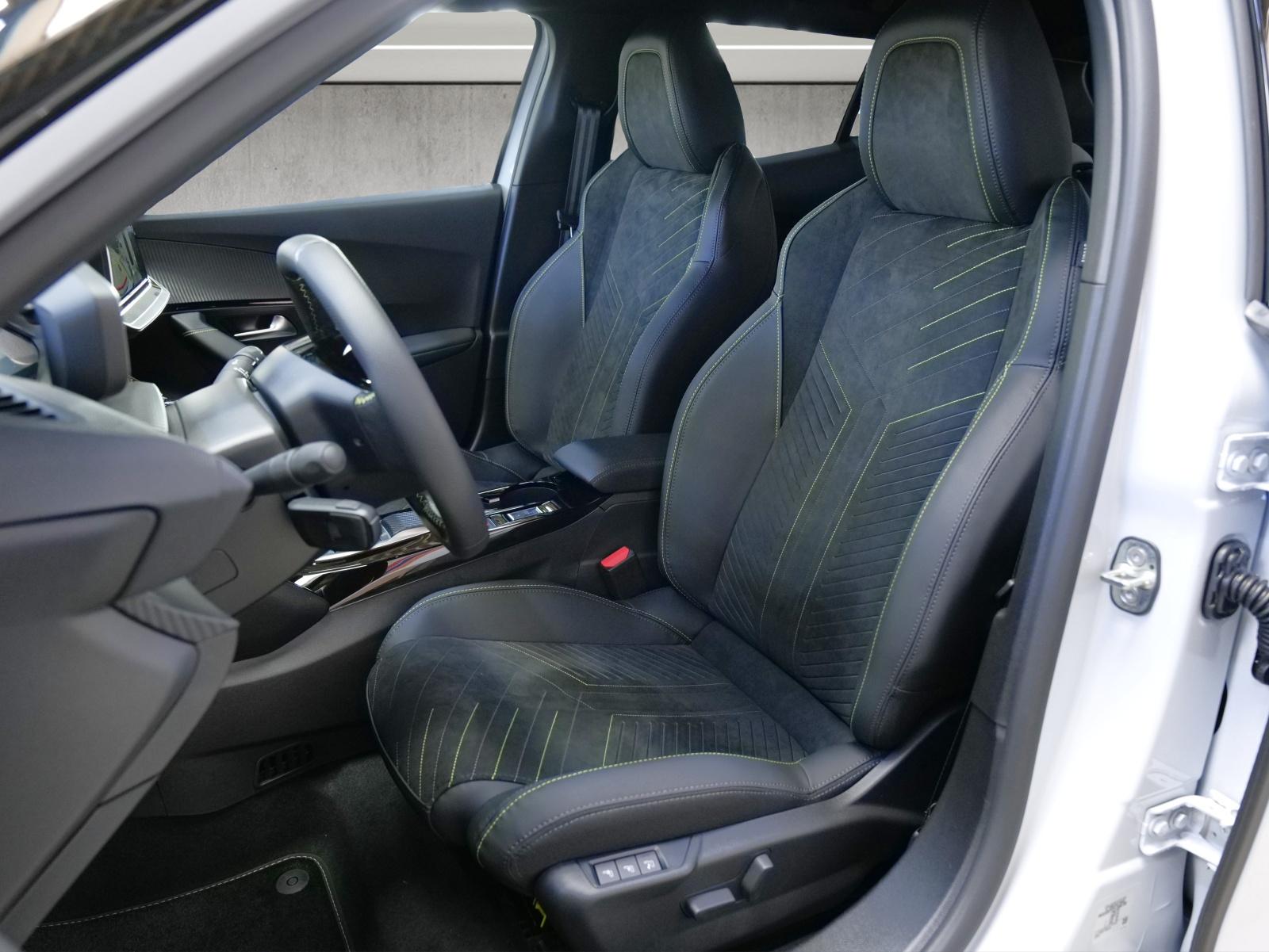 PEUGEOT 2008 1.2 Hybrid 145 GT-image-6