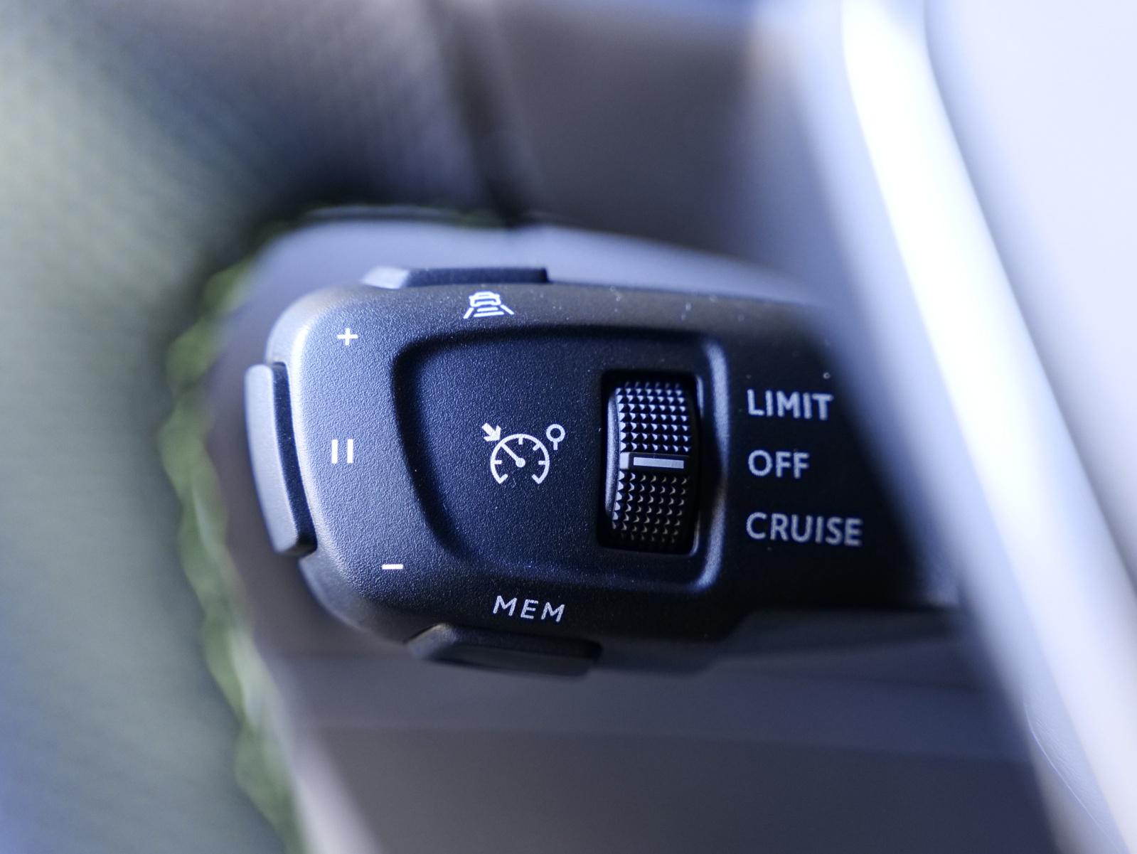 PEUGEOT 2008 1.2 Hybrid 145 GT-image-10