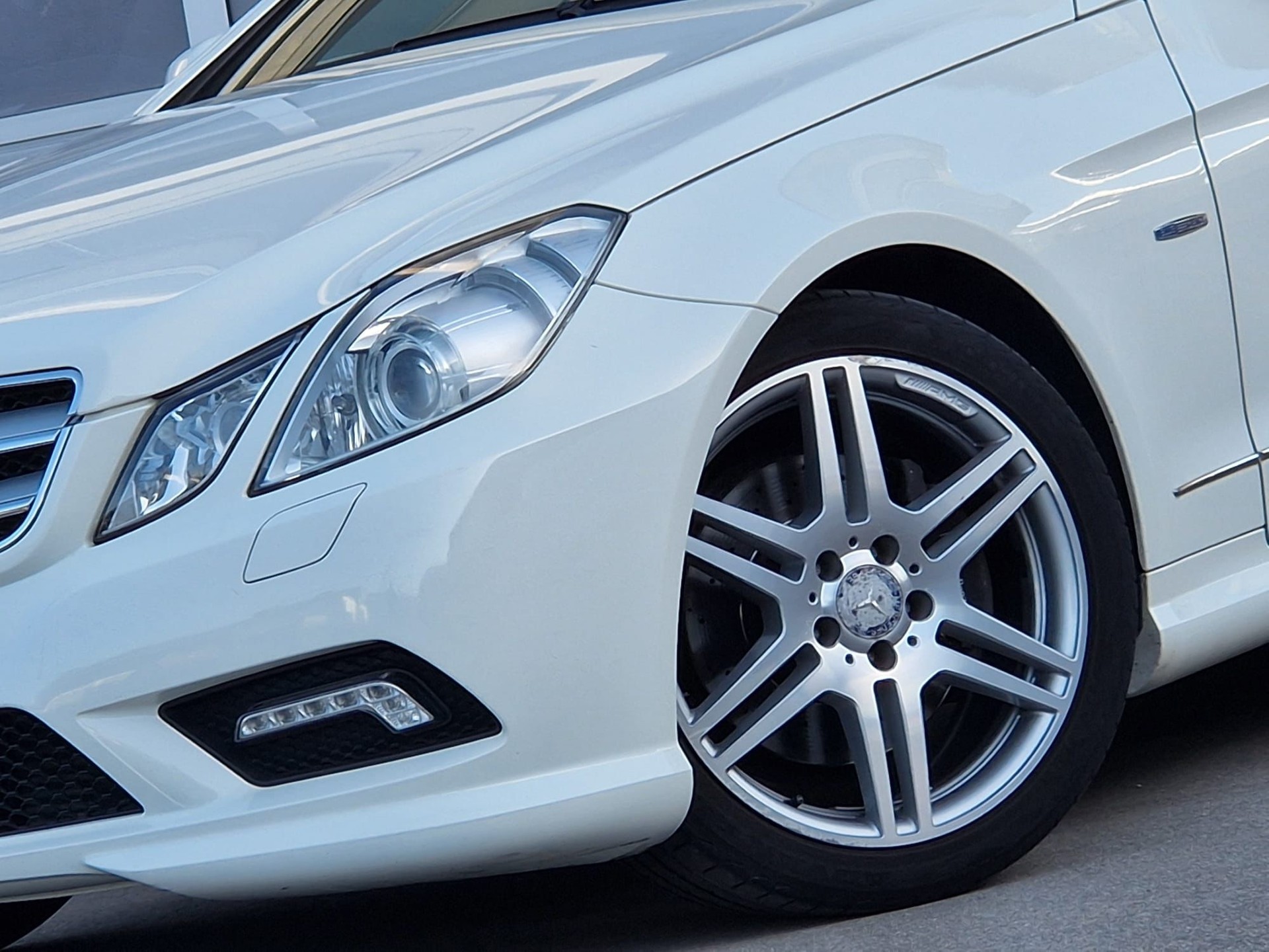 MERCEDES-BENZ E 250 CGI AMG Line Automatic-image-5