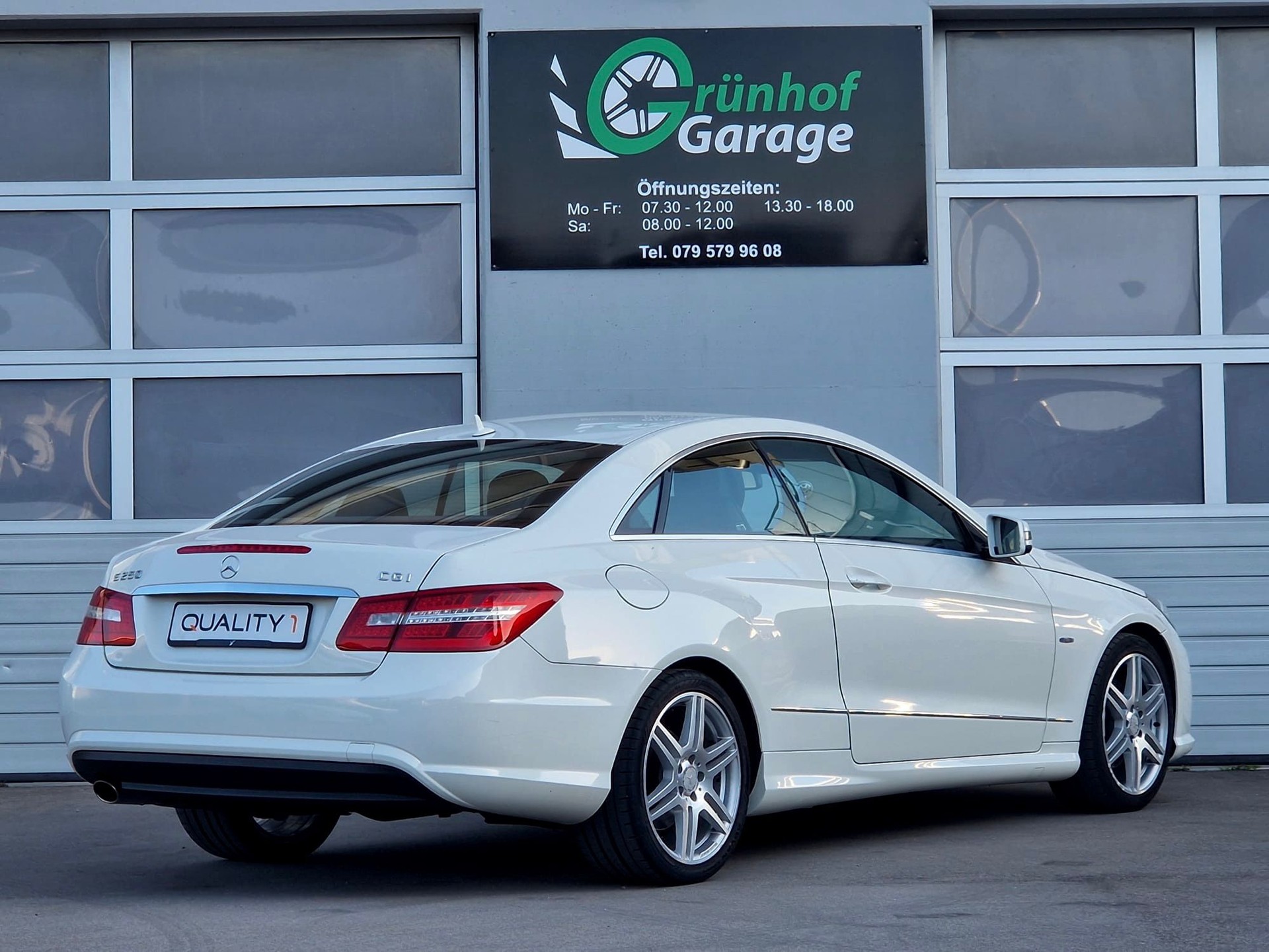 MERCEDES-BENZ E 250 CGI AMG Line Automatic-image-4