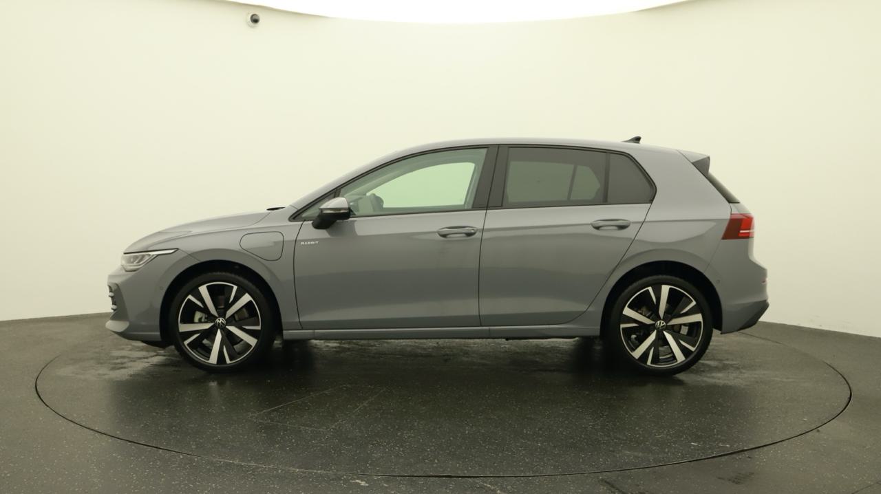 VW Golf VIII 1.5 TSI PHEV Limited-showroom-element-1