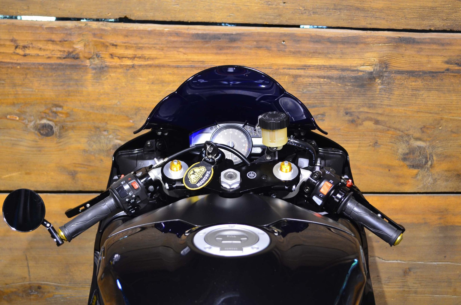 YAMAHA YZF-R1-showroom-element-2