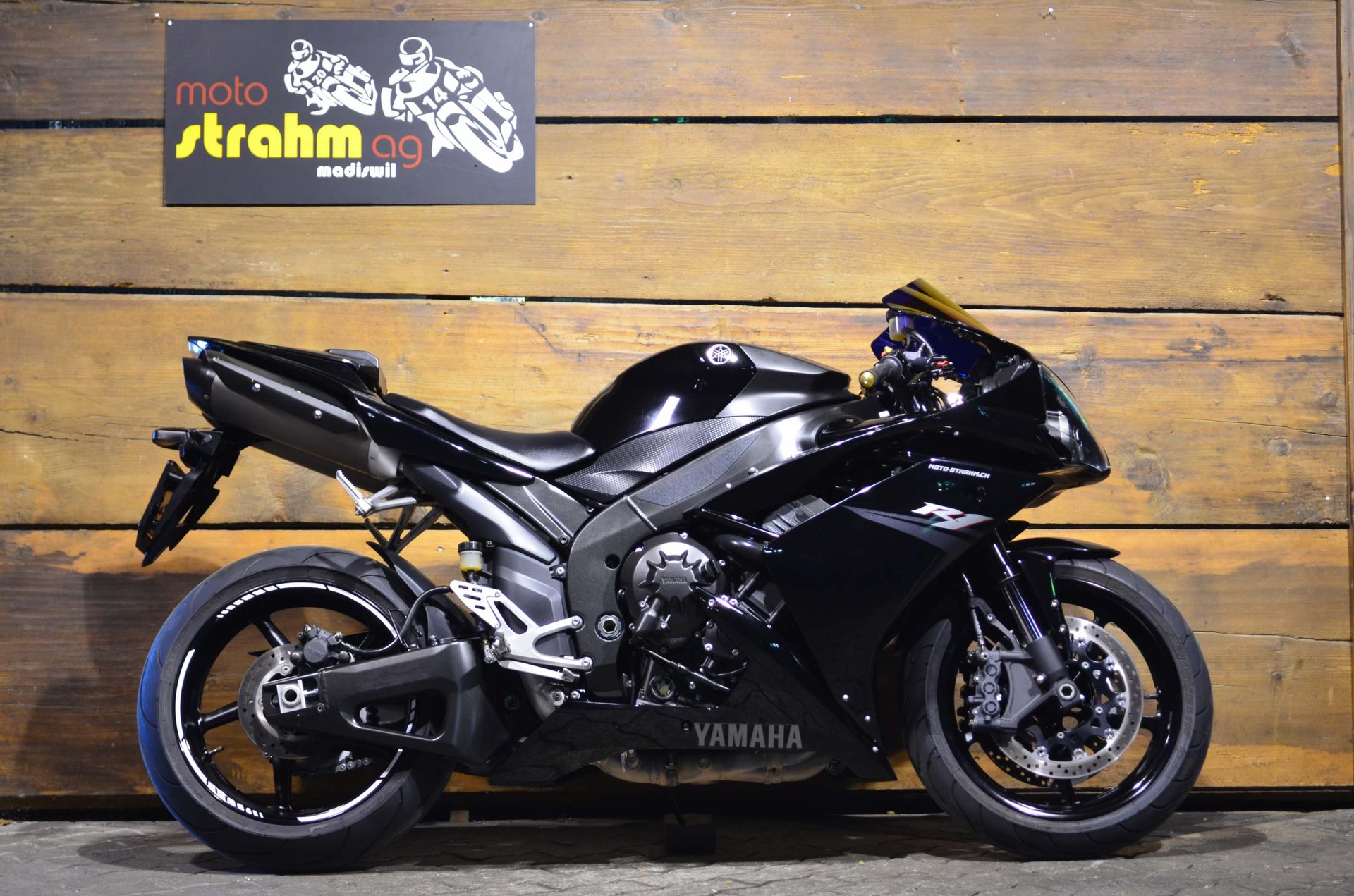 YAMAHA YZF-R1-showroom-element-1