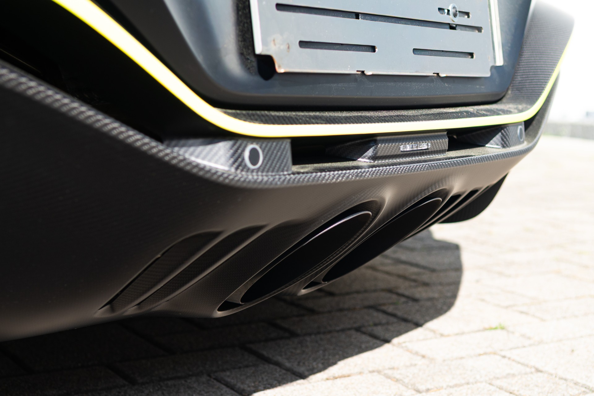 ASTON MARTIN V12 Vantage Roadster No. 77/249-image-7
