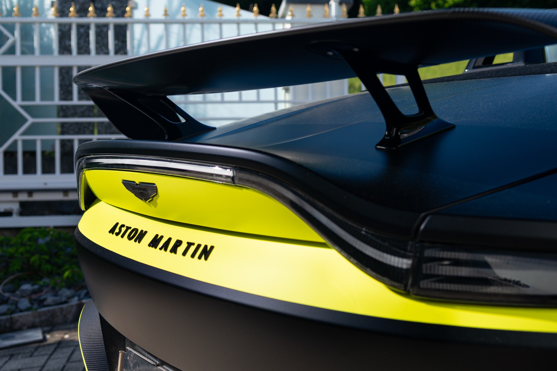 ASTON MARTIN V12 Vantage Roadster No. 77/249-image-2