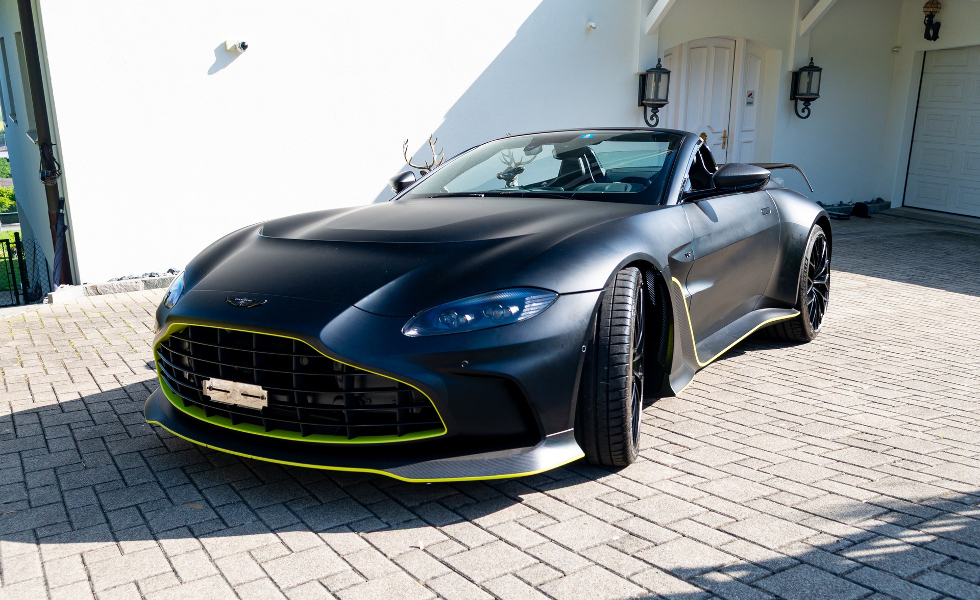 ASTON MARTIN V12 Vantage Roadster No. 77/249-image-0