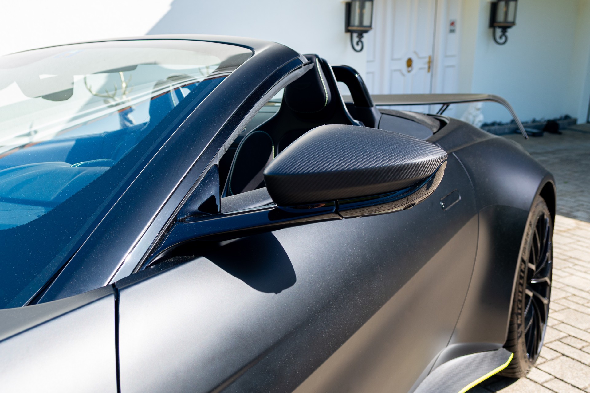 ASTON MARTIN V12 Vantage Roadster No. 77/249-image-9