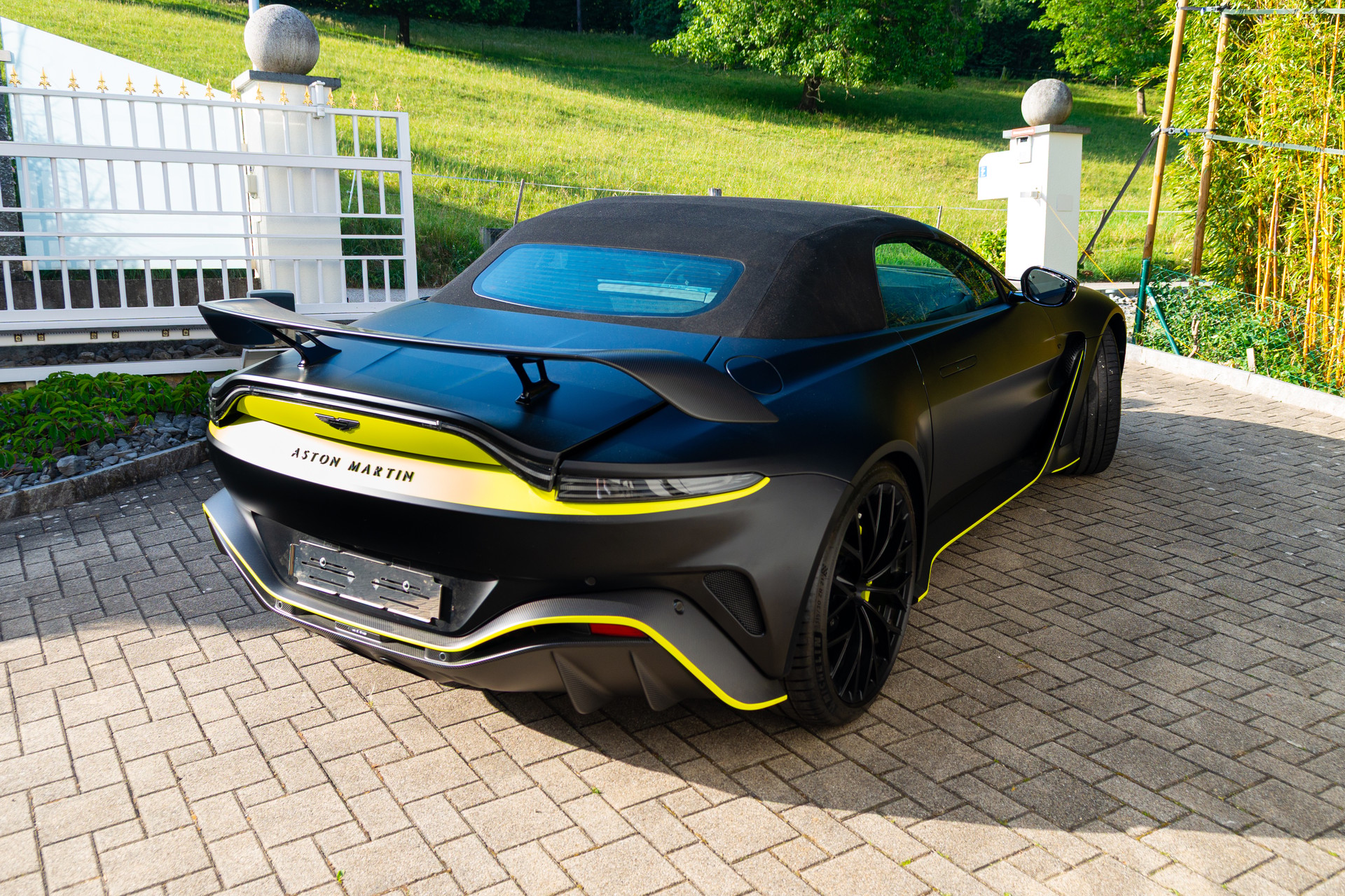 ASTON MARTIN V12 Vantage Roadster No. 77/249-image-1