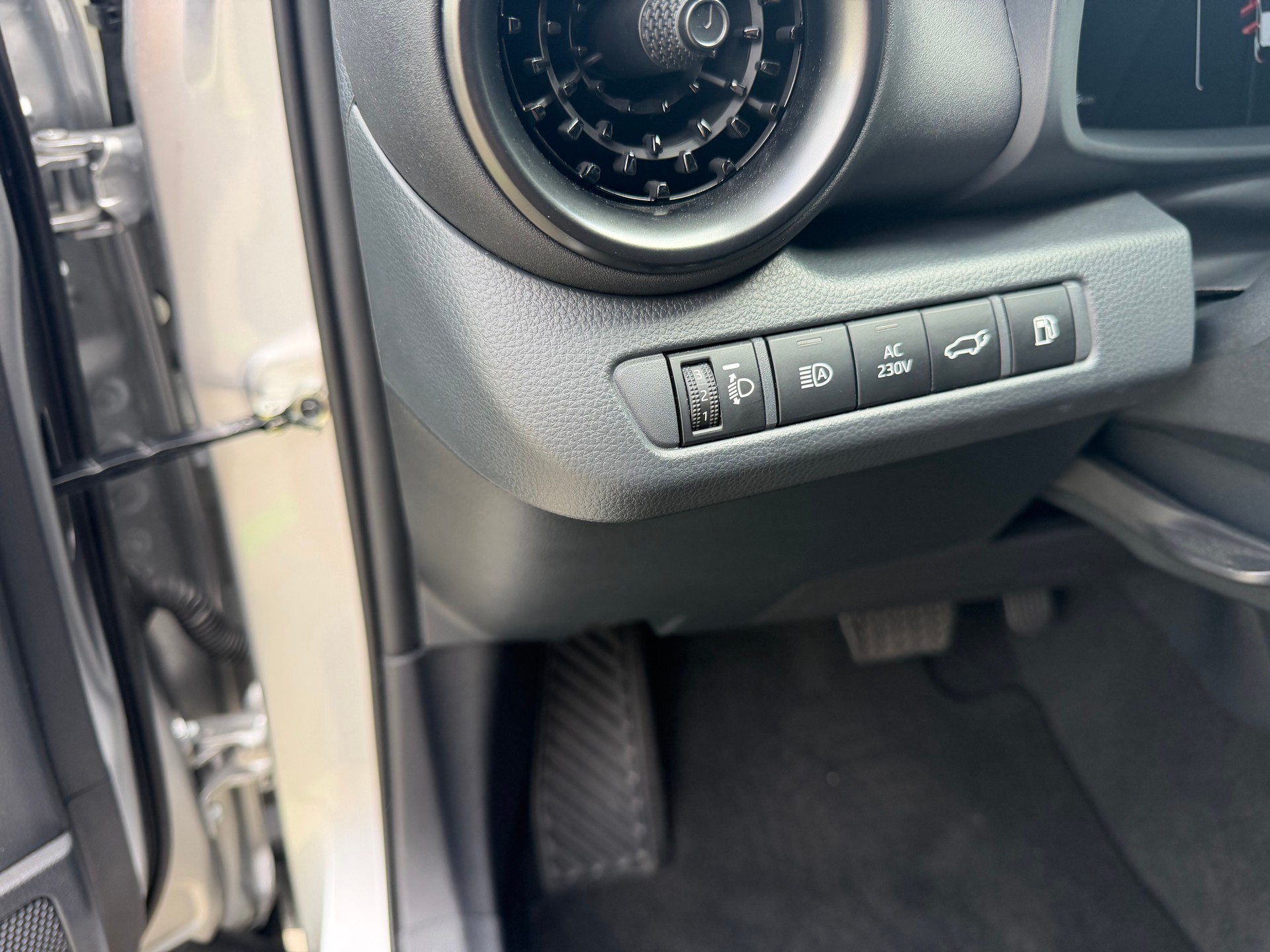 TOYOTA C-HR-image-10