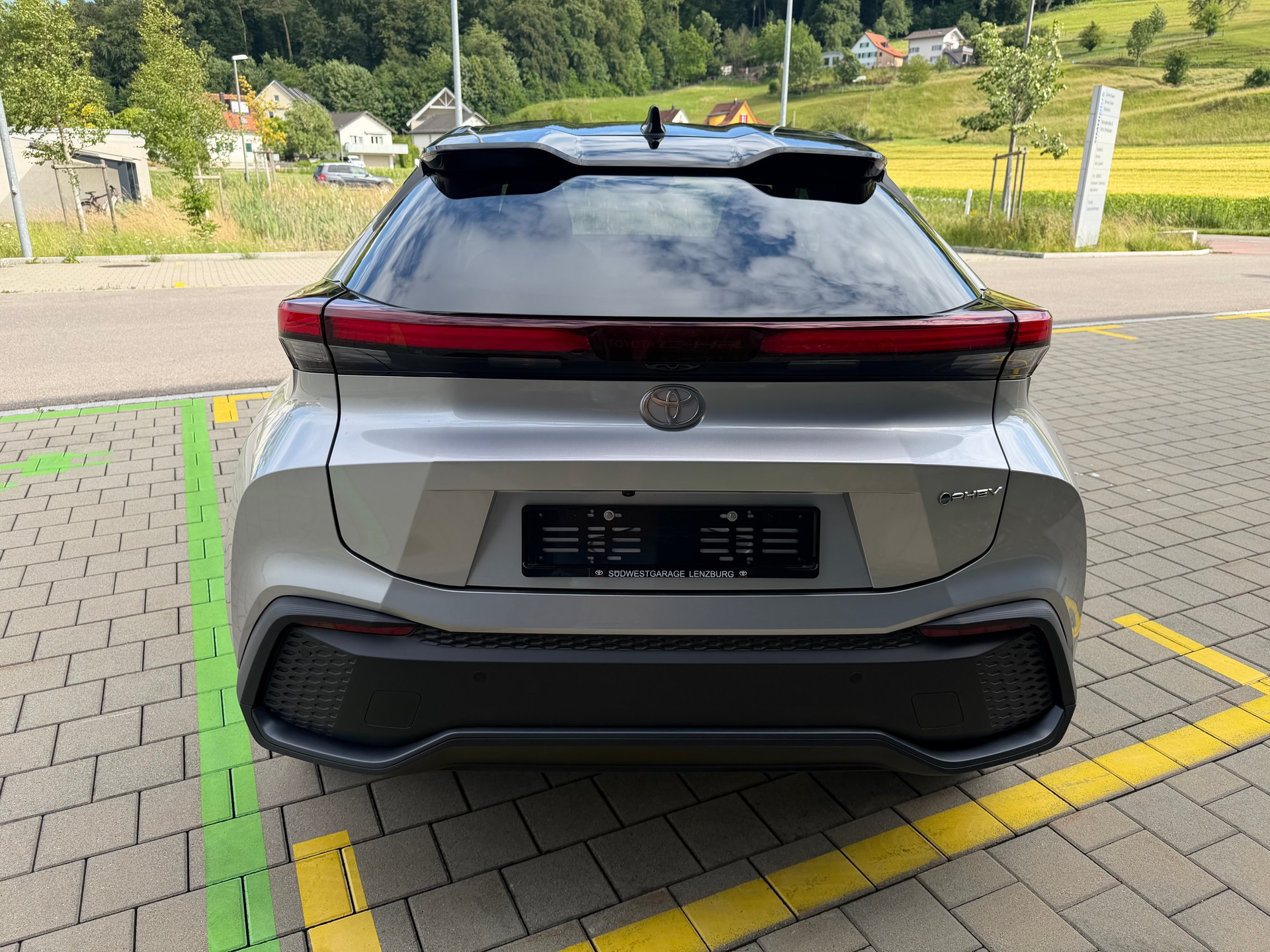 TOYOTA C-HR-image-2