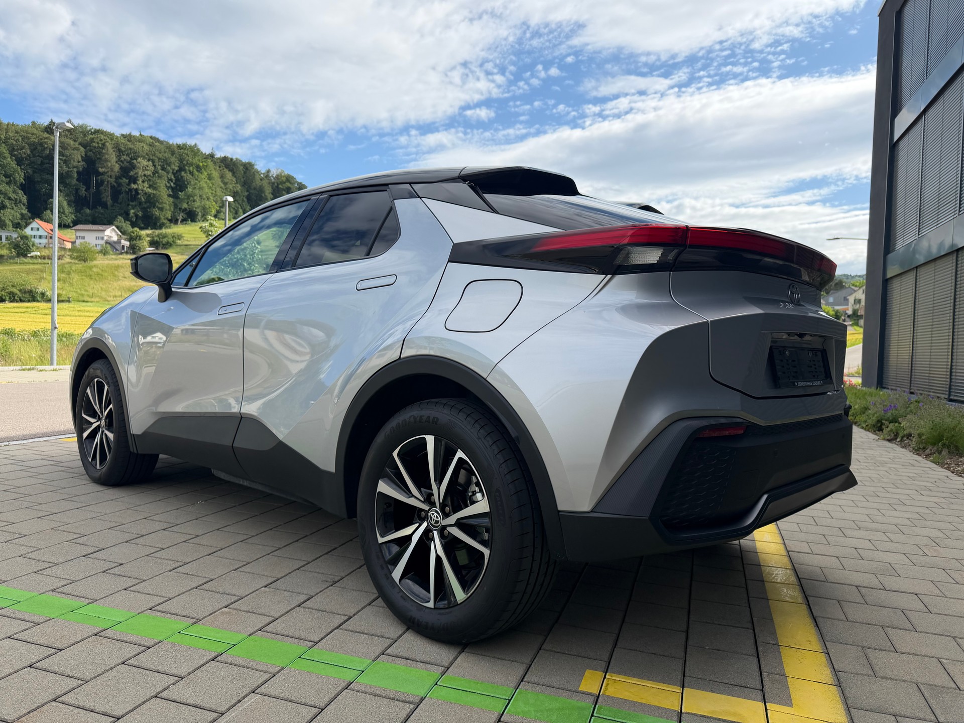TOYOTA C-HR-image-1