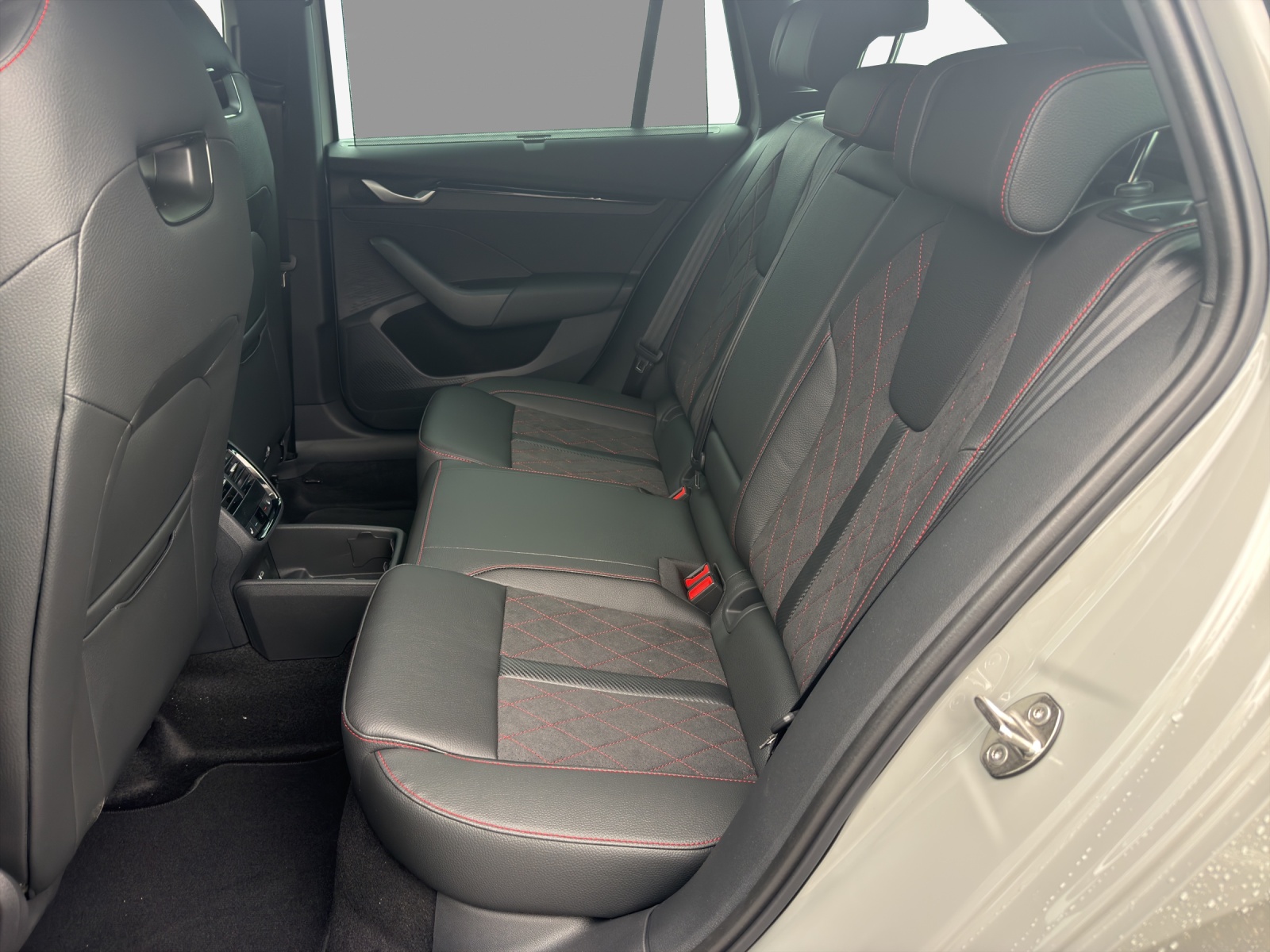 SKODA Octavia Combi 2.0 TSI DSG RS-image-11