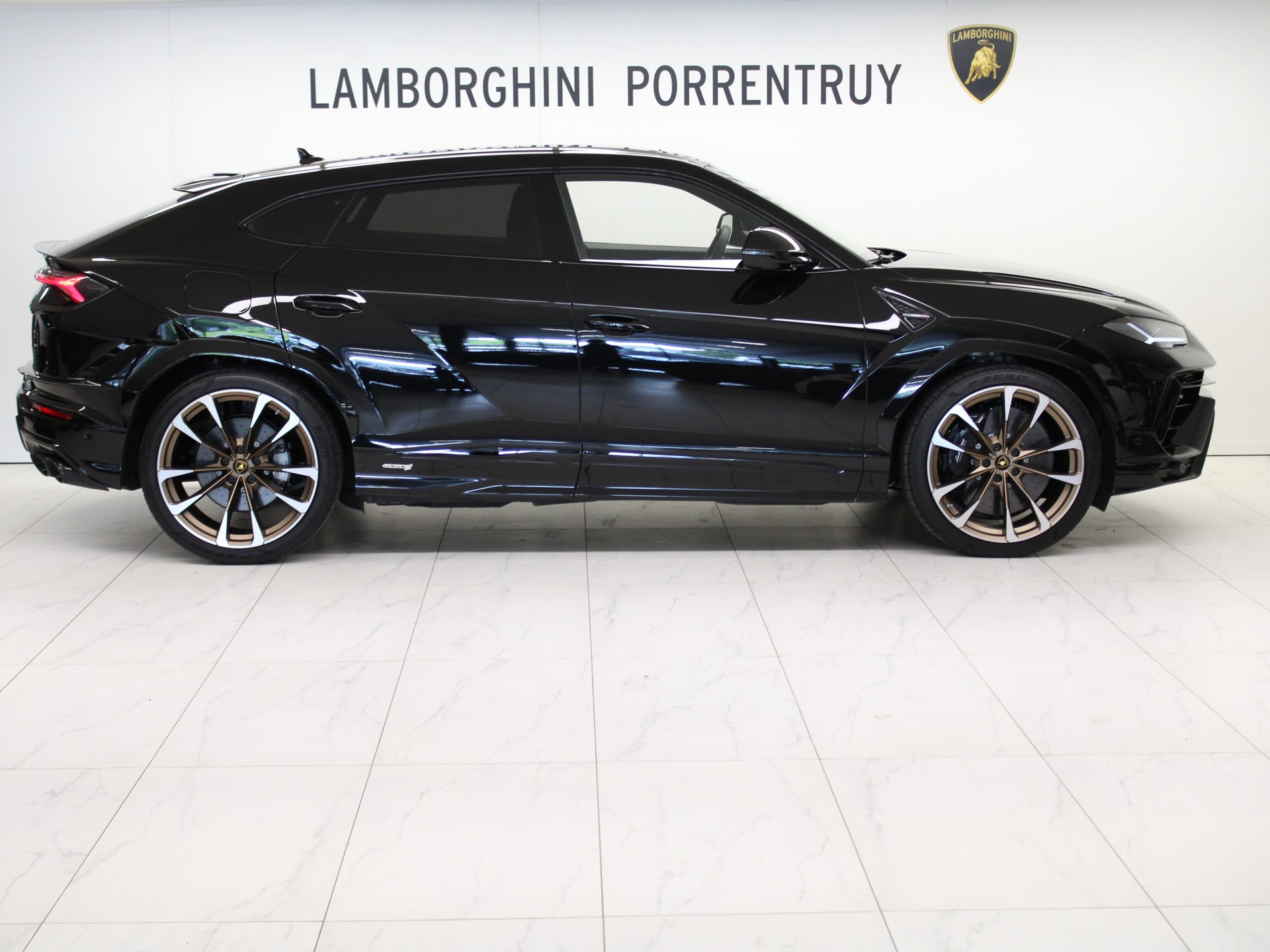 LAMBORGHINI Urus S-image-1