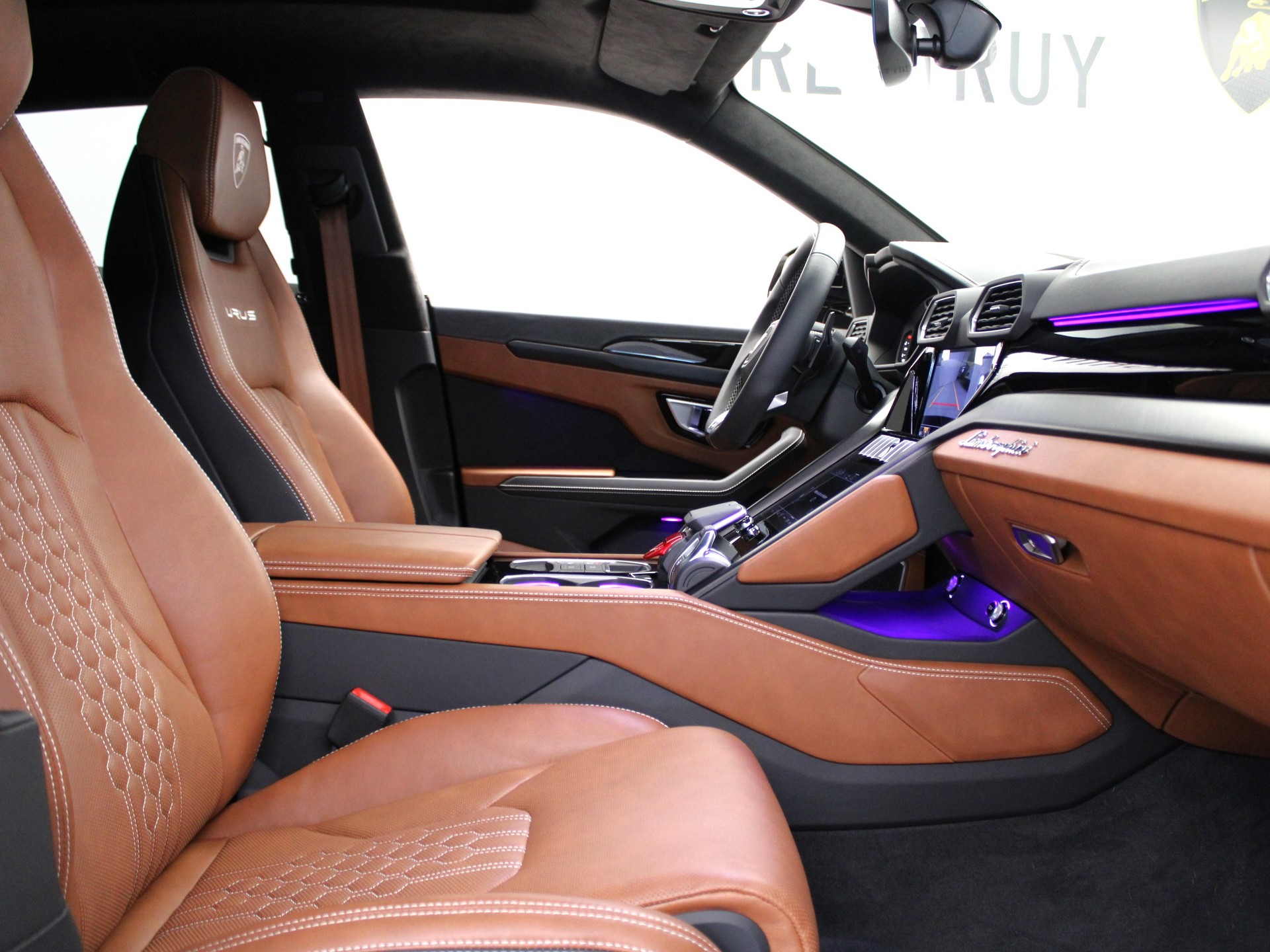 LAMBORGHINI Urus S-image-5