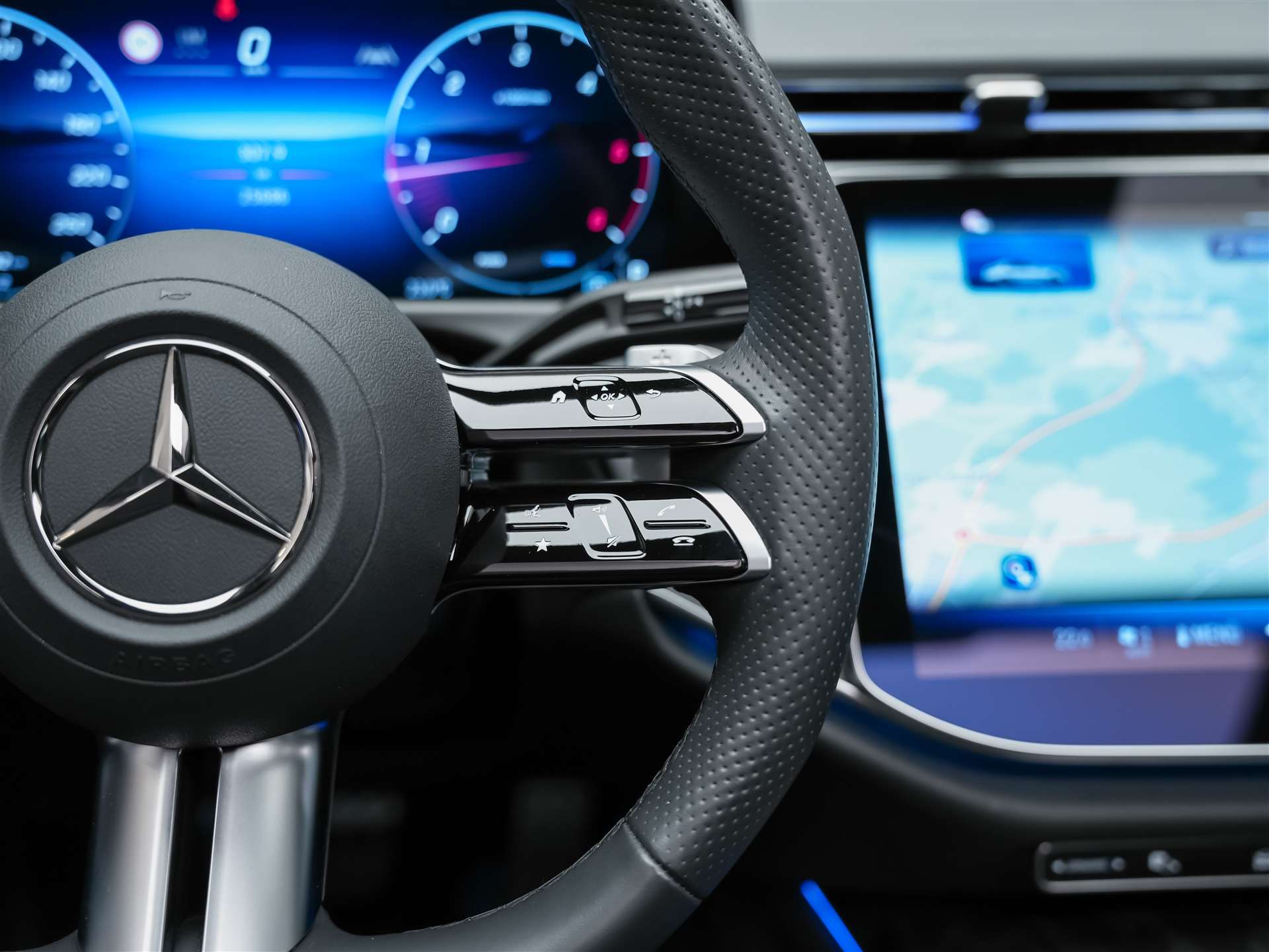 MERCEDES-BENZ E 220 d AMG Line *21" Felgen*Abstandsregler*Panorama*-image-28