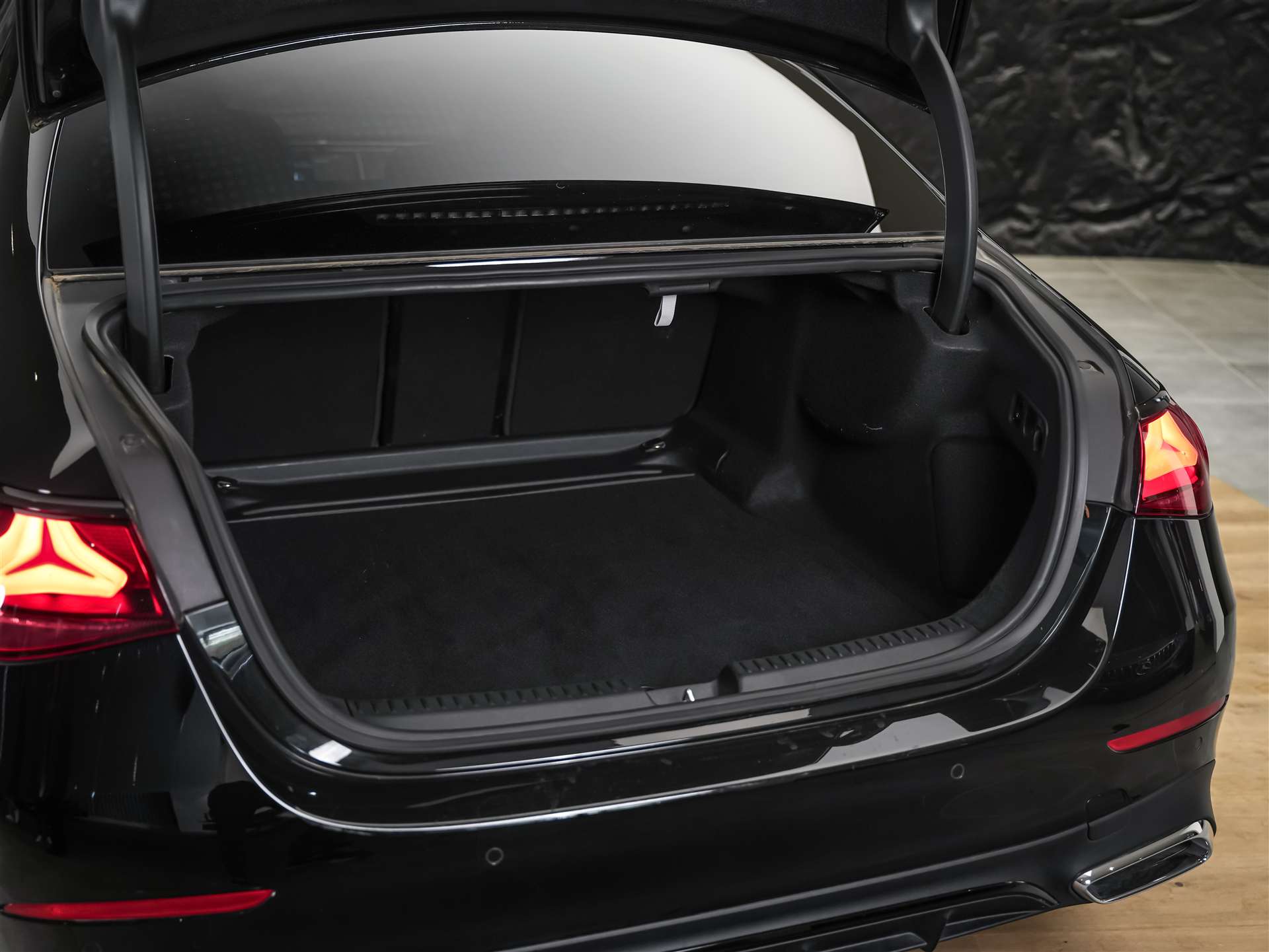 MERCEDES-BENZ E 220 d AMG Line *21" Felgen*Abstandsregler*Panorama*-image-42