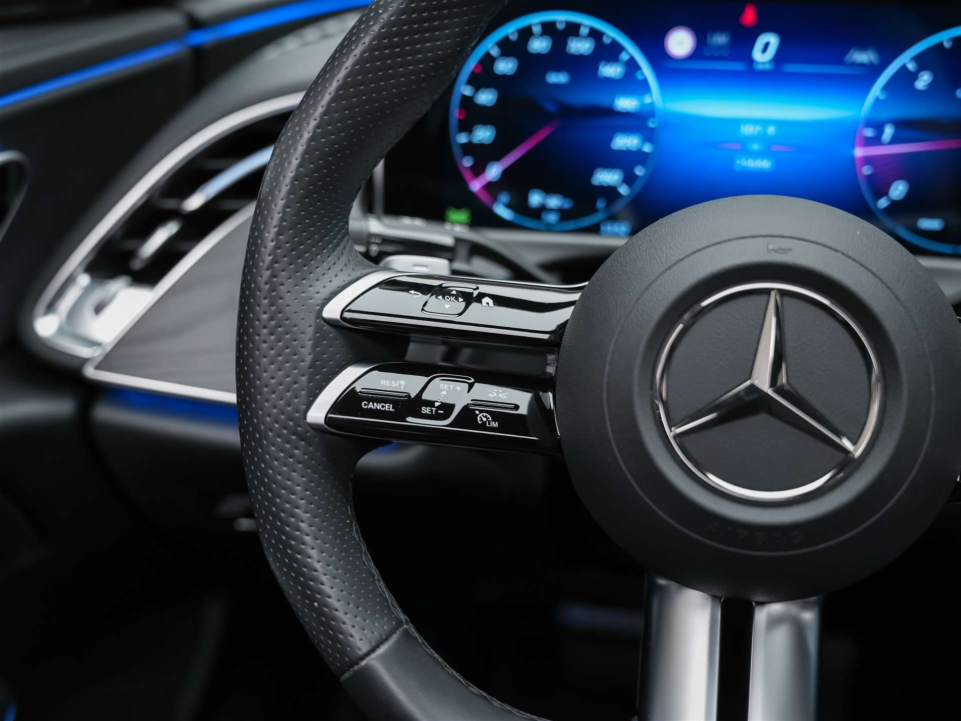 MERCEDES-BENZ E 220 d AMG Line *21" Felgen*Abstandsregler*Panorama*-image-27