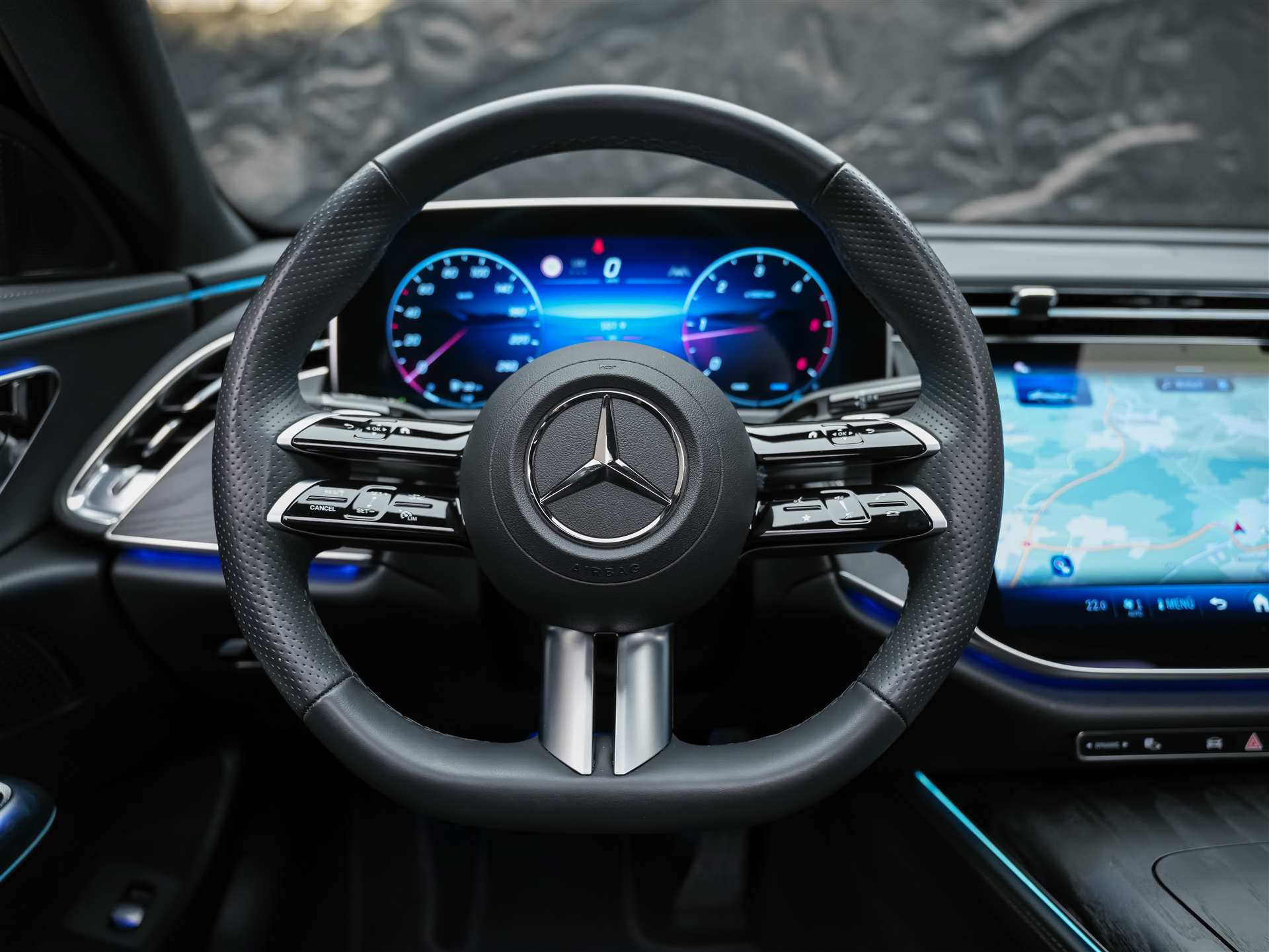 MERCEDES-BENZ E 220 d AMG Line *21" Felgen*Abstandsregler*Panorama*-image-26
