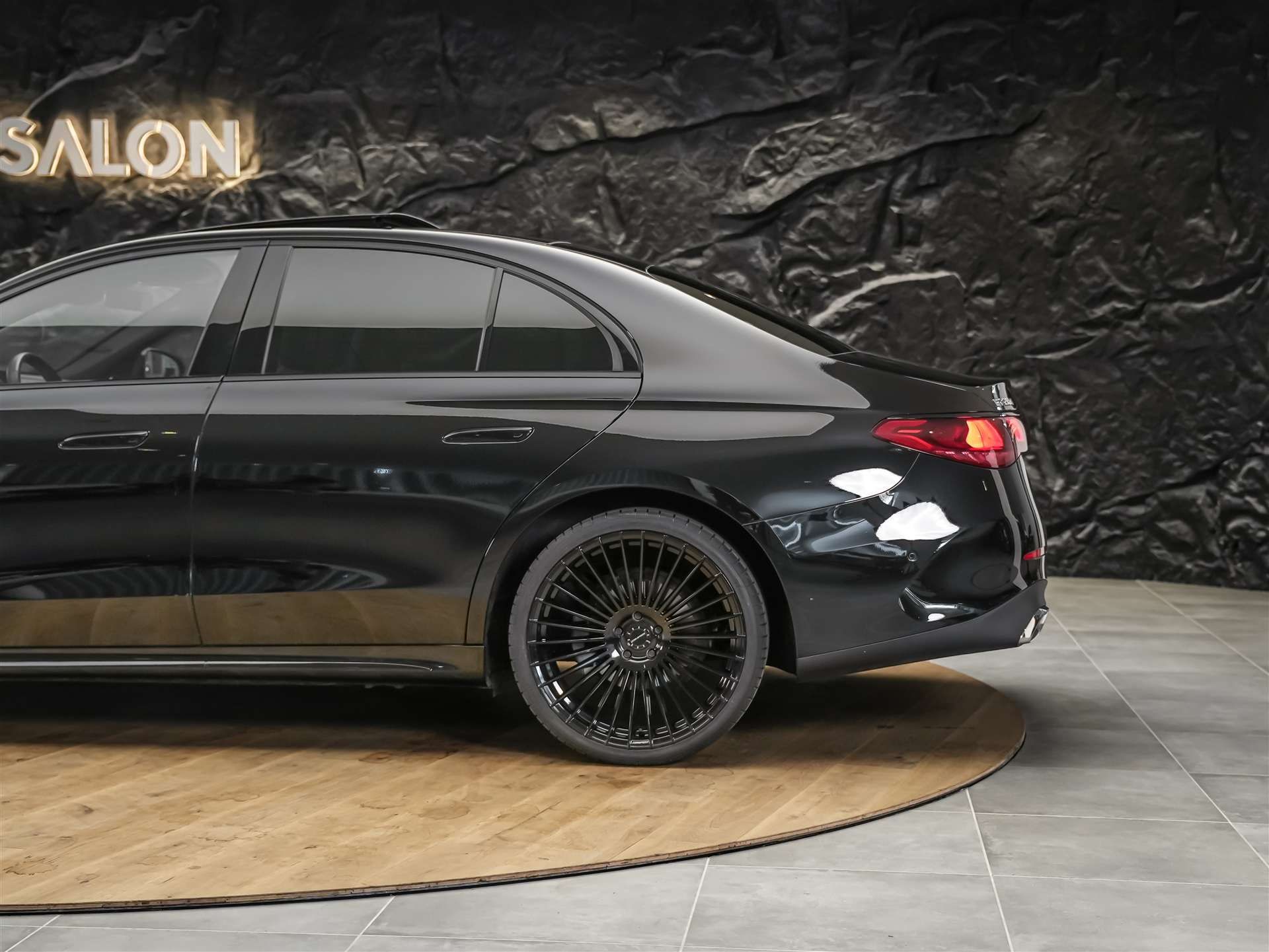 MERCEDES-BENZ E 220 d AMG Line *21" Felgen*Abstandsregler*Panorama*-image-18