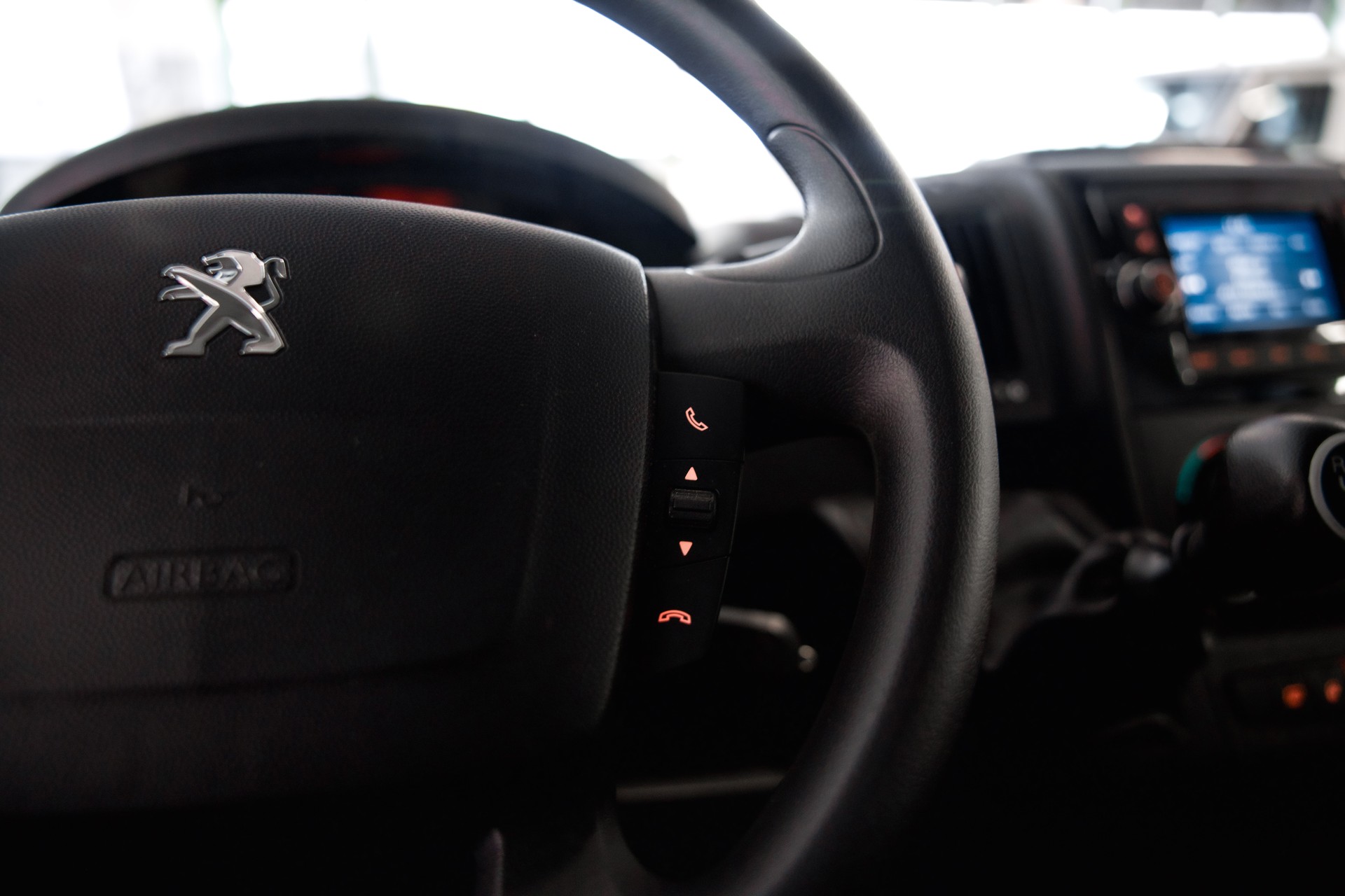 PEUGEOT Boxer 330 L1H1 2.2 BlueHDI 120 Premium S/S-image-17