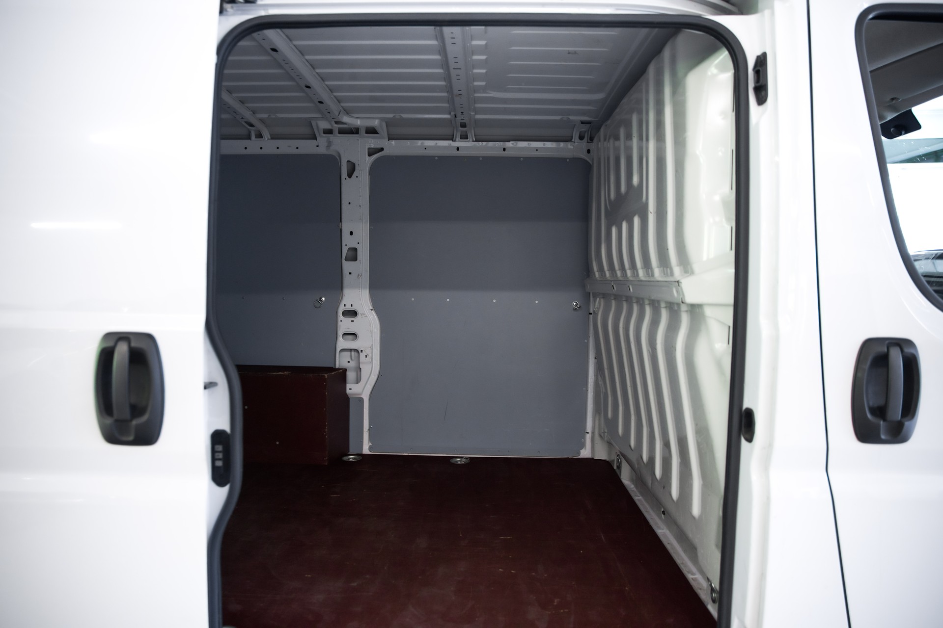 PEUGEOT Boxer 330 L1H1 2.2 BlueHDI 120 Premium S/S-image-23