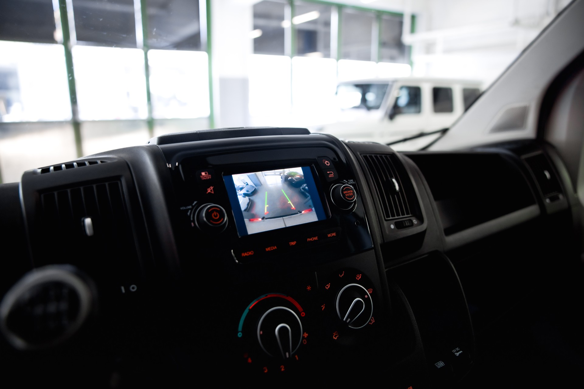 PEUGEOT Boxer 330 L1H1 2.2 BlueHDI 120 Premium S/S-image-13