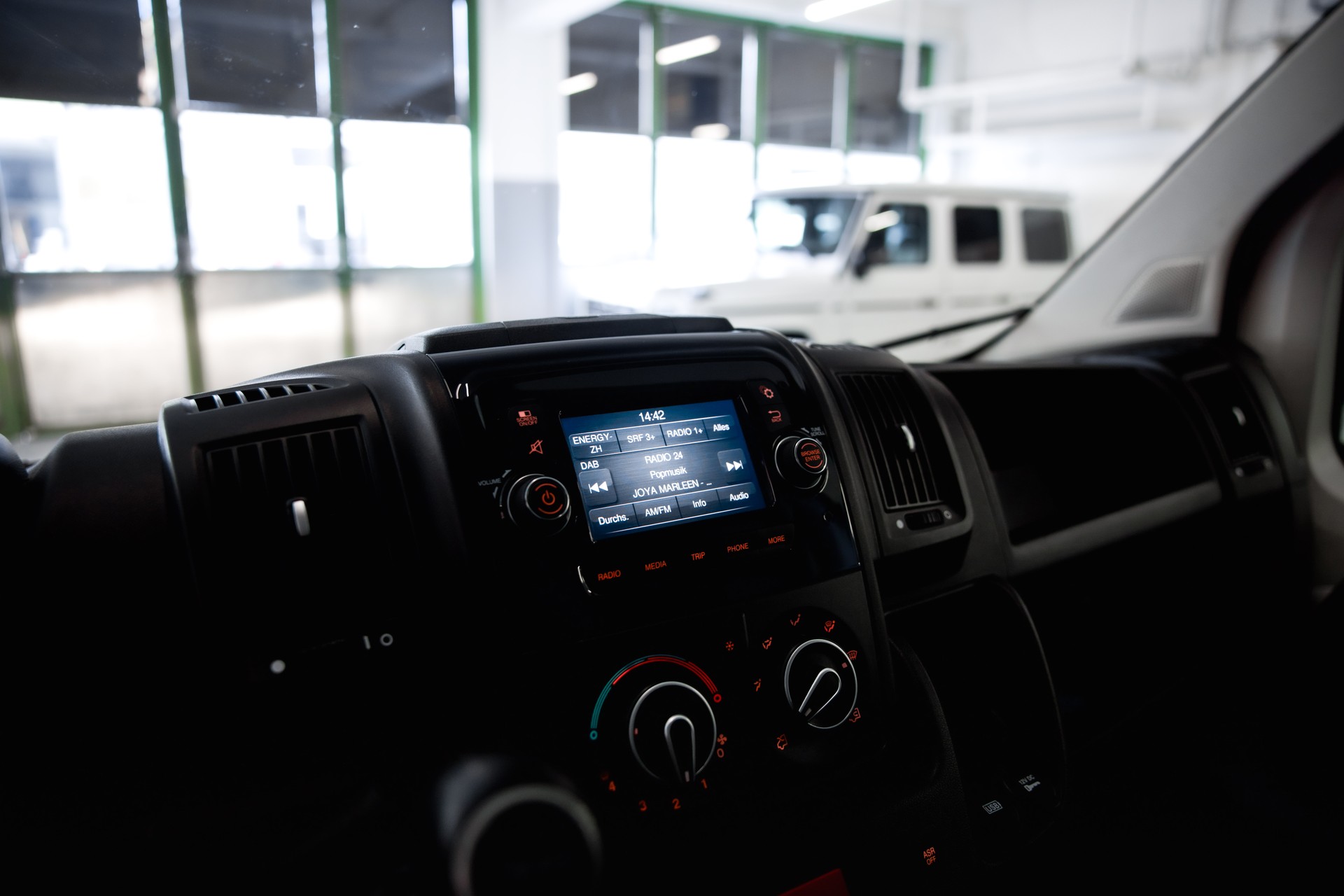 PEUGEOT Boxer 330 L1H1 2.2 BlueHDI 120 Premium S/S-image-14
