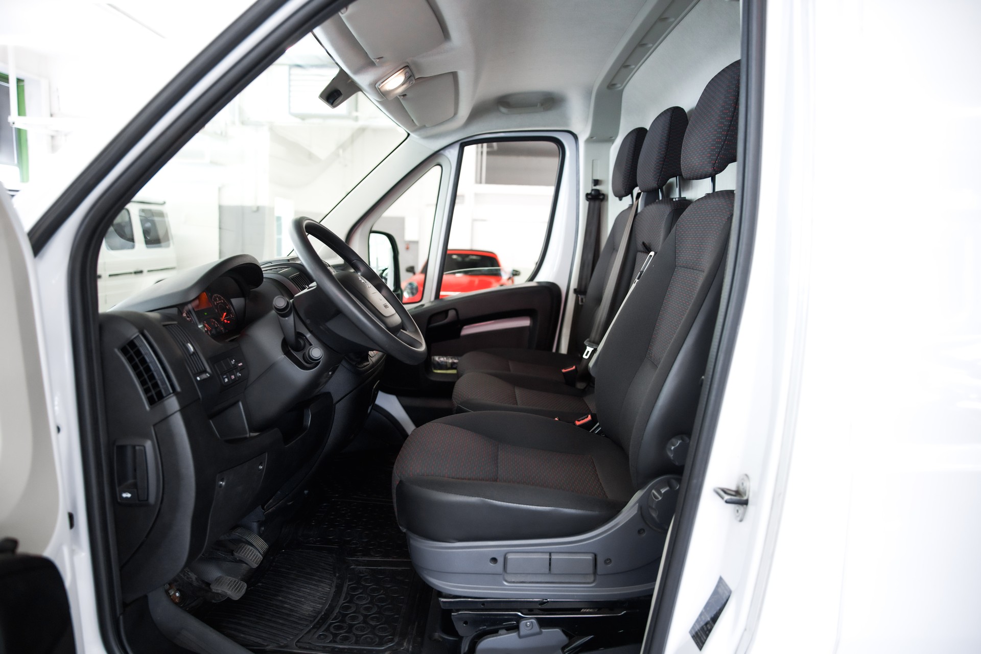 PEUGEOT Boxer 330 L1H1 2.2 BlueHDI 120 Premium S/S-image-8