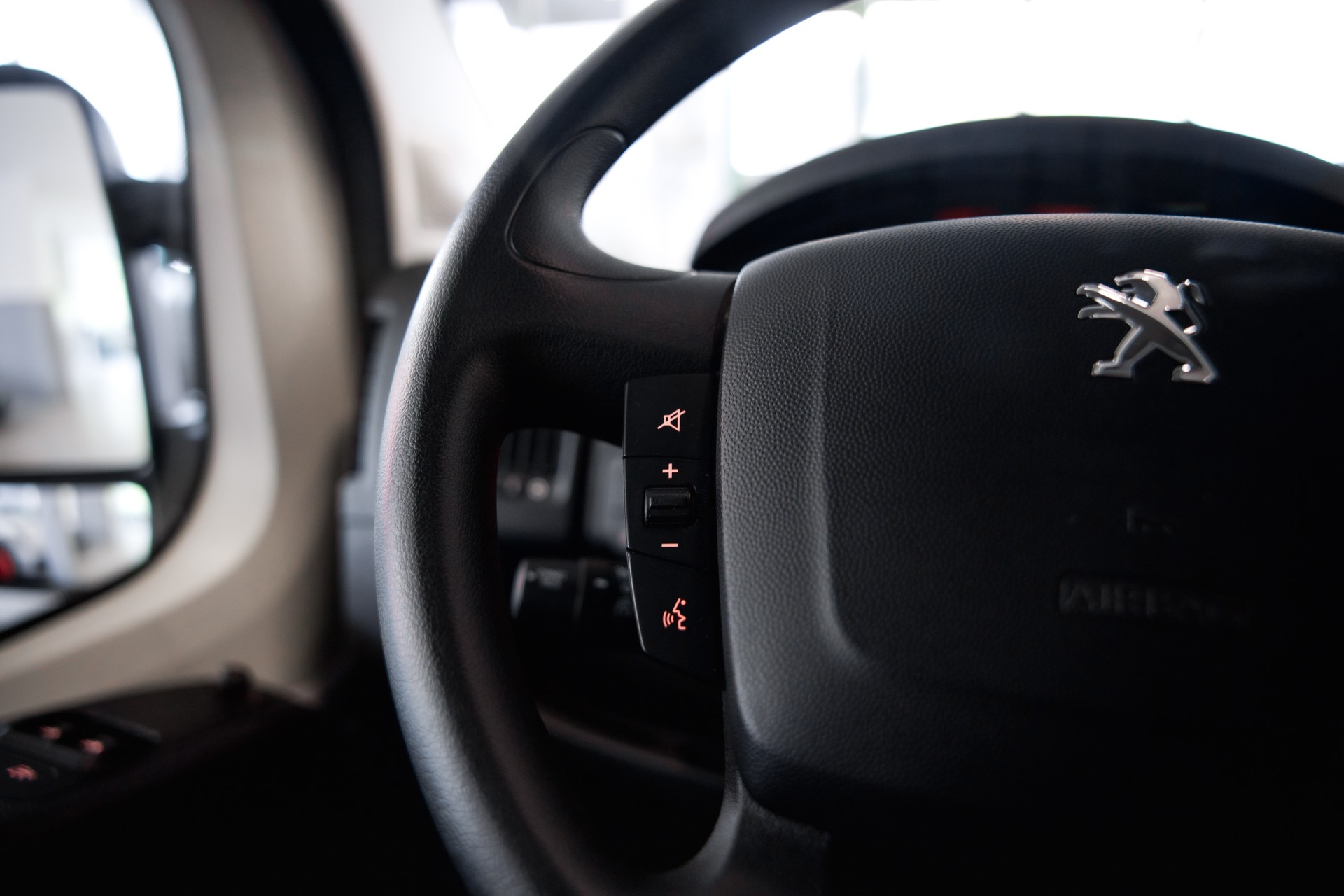 PEUGEOT Boxer 330 L1H1 2.2 BlueHDI 120 Premium S/S-image-16