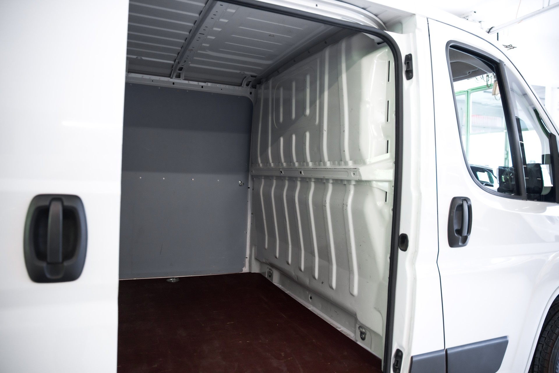 PEUGEOT Boxer 330 L1H1 2.2 BlueHDI 120 Premium S/S-image-24