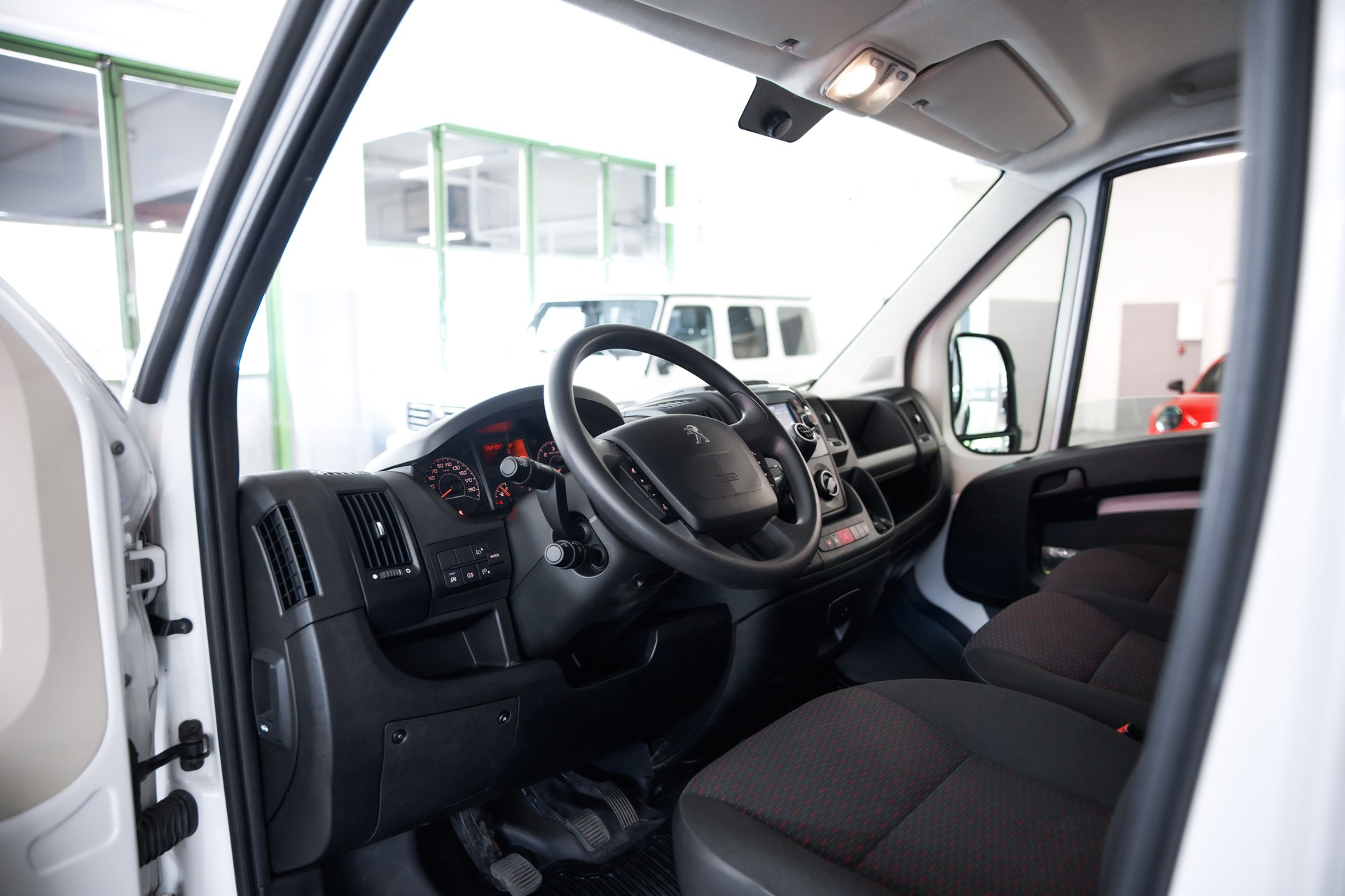 PEUGEOT Boxer 330 L1H1 2.2 BlueHDI 120 Premium S/S-image-7