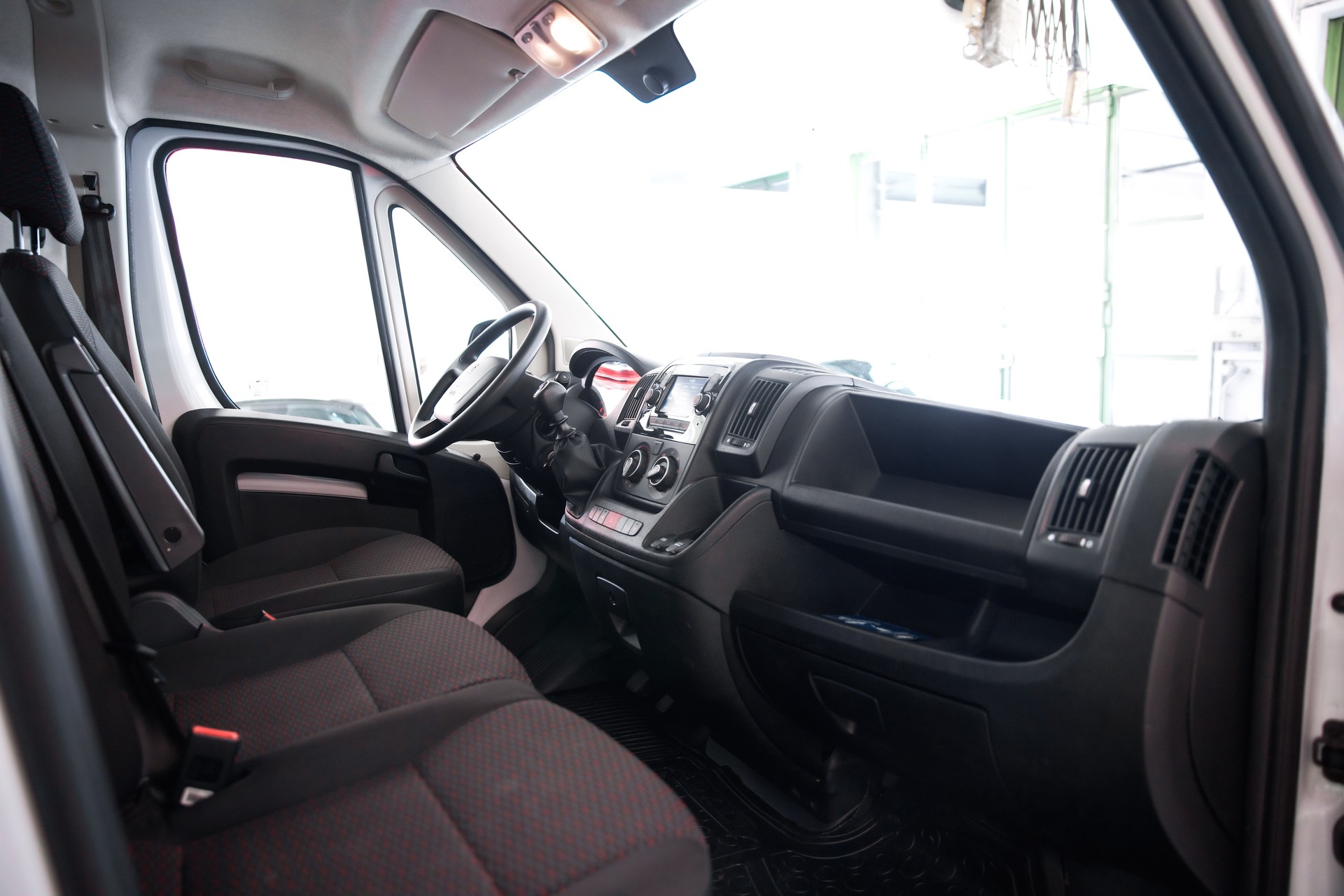 PEUGEOT Boxer 330 L1H1 2.2 BlueHDI 120 Premium S/S-image-10