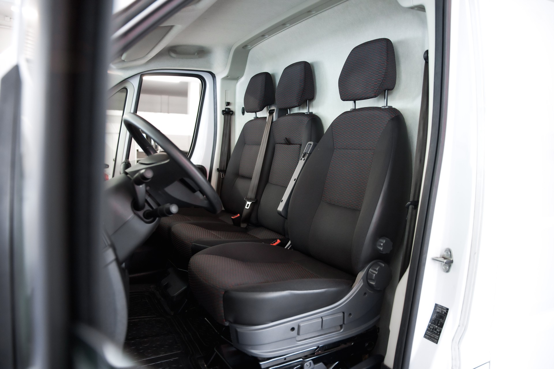 PEUGEOT Boxer 330 L1H1 2.2 BlueHDI 120 Premium S/S-image-9