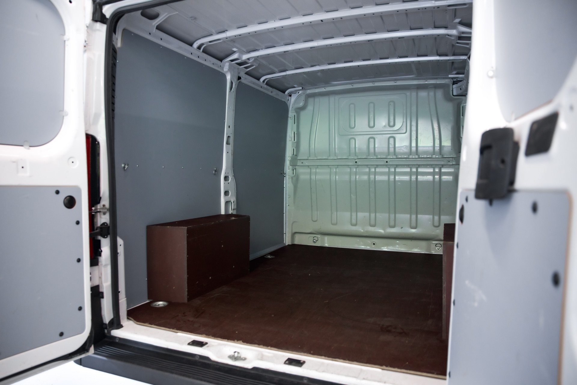 PEUGEOT Boxer 330 L1H1 2.2 BlueHDI 120 Premium S/S-image-21