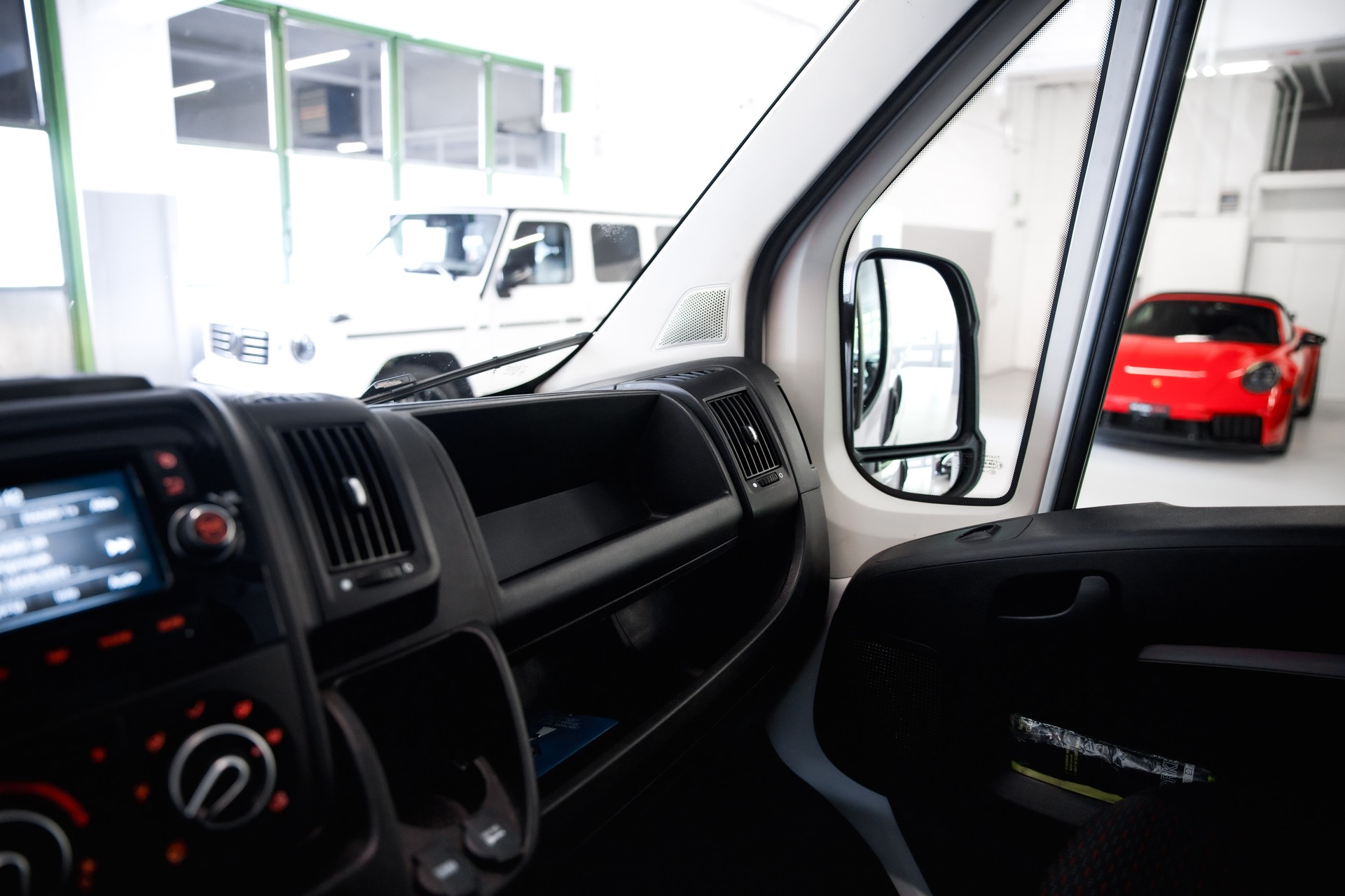 PEUGEOT Boxer 330 L1H1 2.2 BlueHDI 120 Premium S/S-image-15