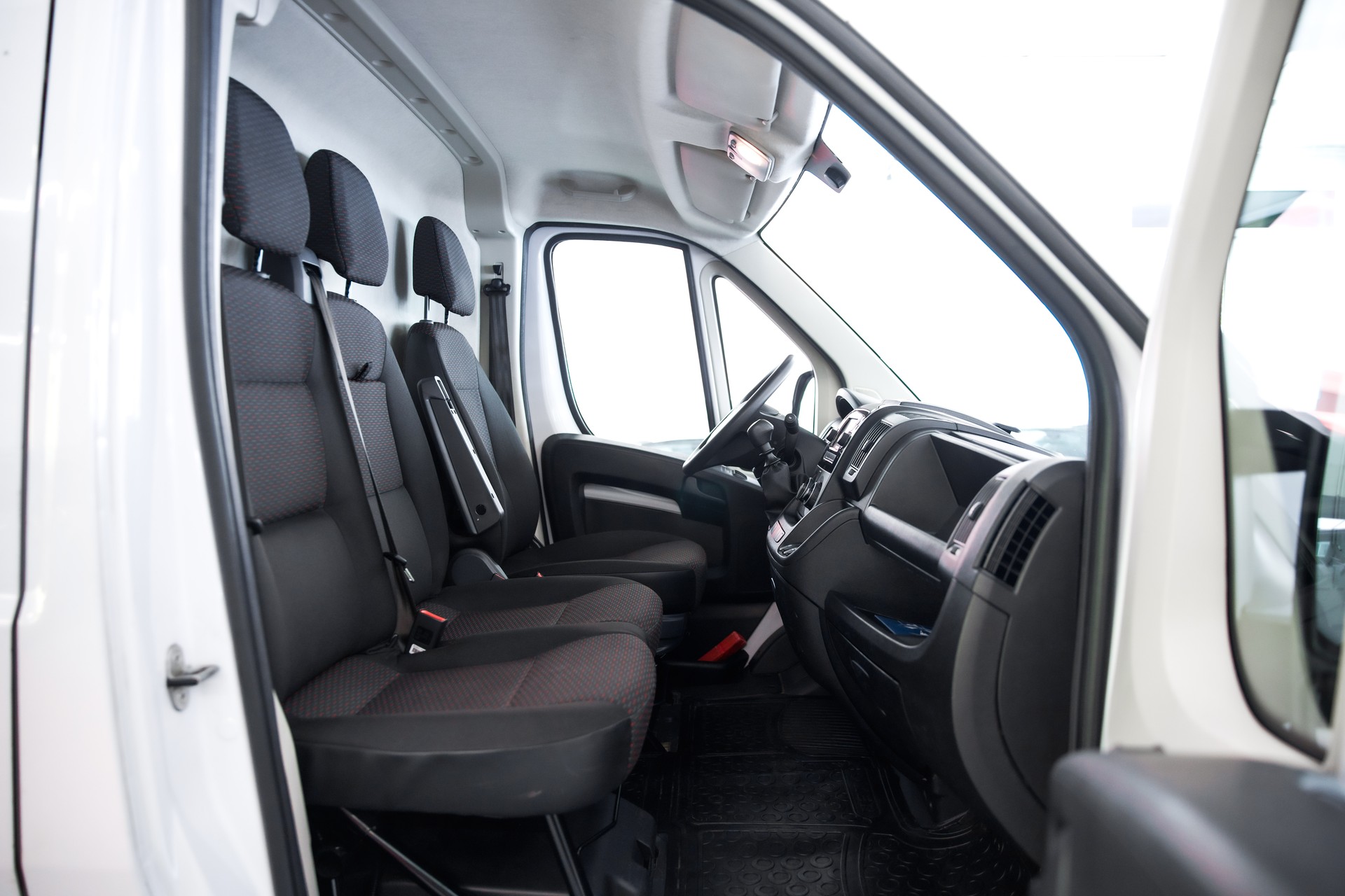 PEUGEOT Boxer 330 L1H1 2.2 BlueHDI 120 Premium S/S-image-11