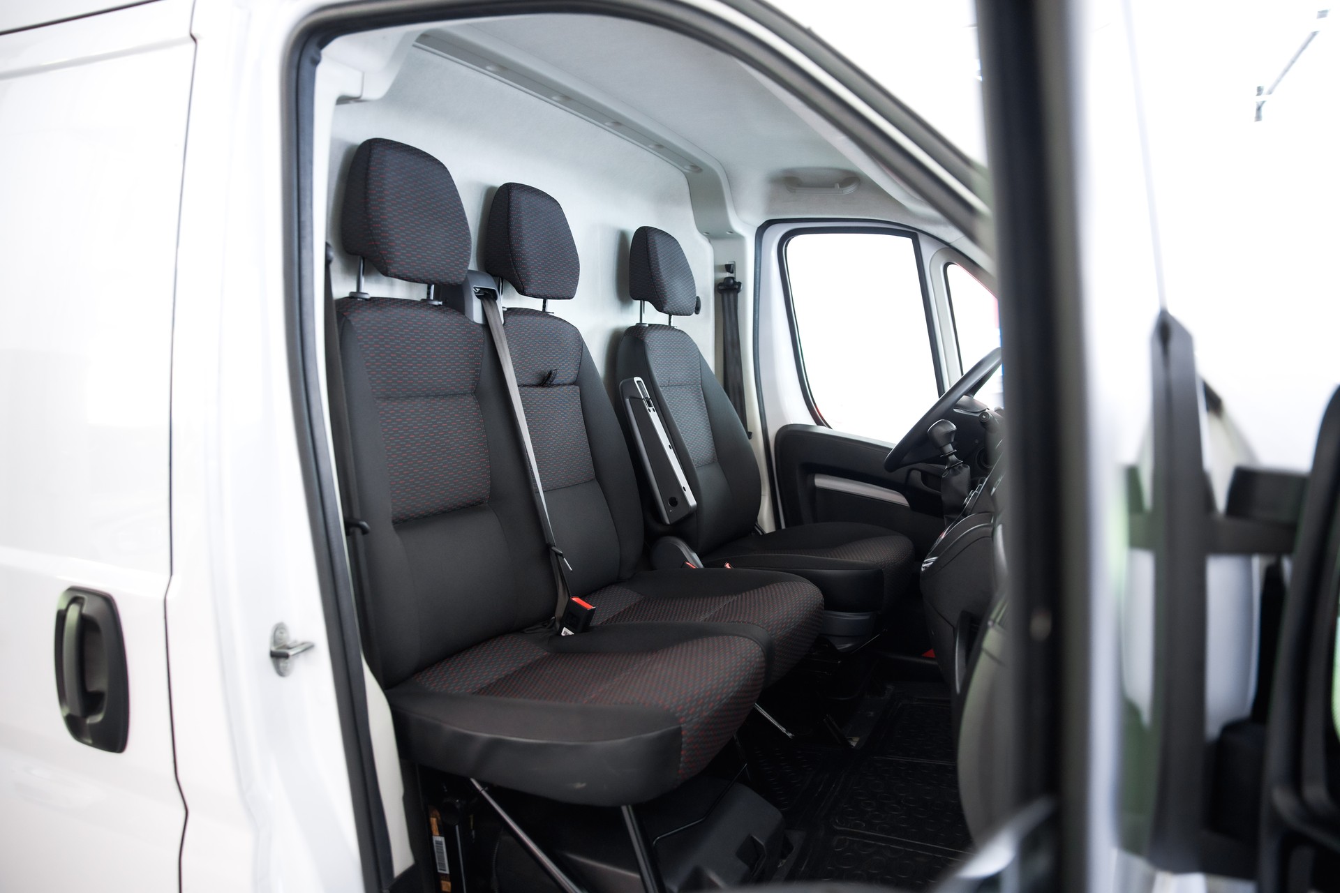 PEUGEOT Boxer 330 L1H1 2.2 BlueHDI 120 Premium S/S-image-12